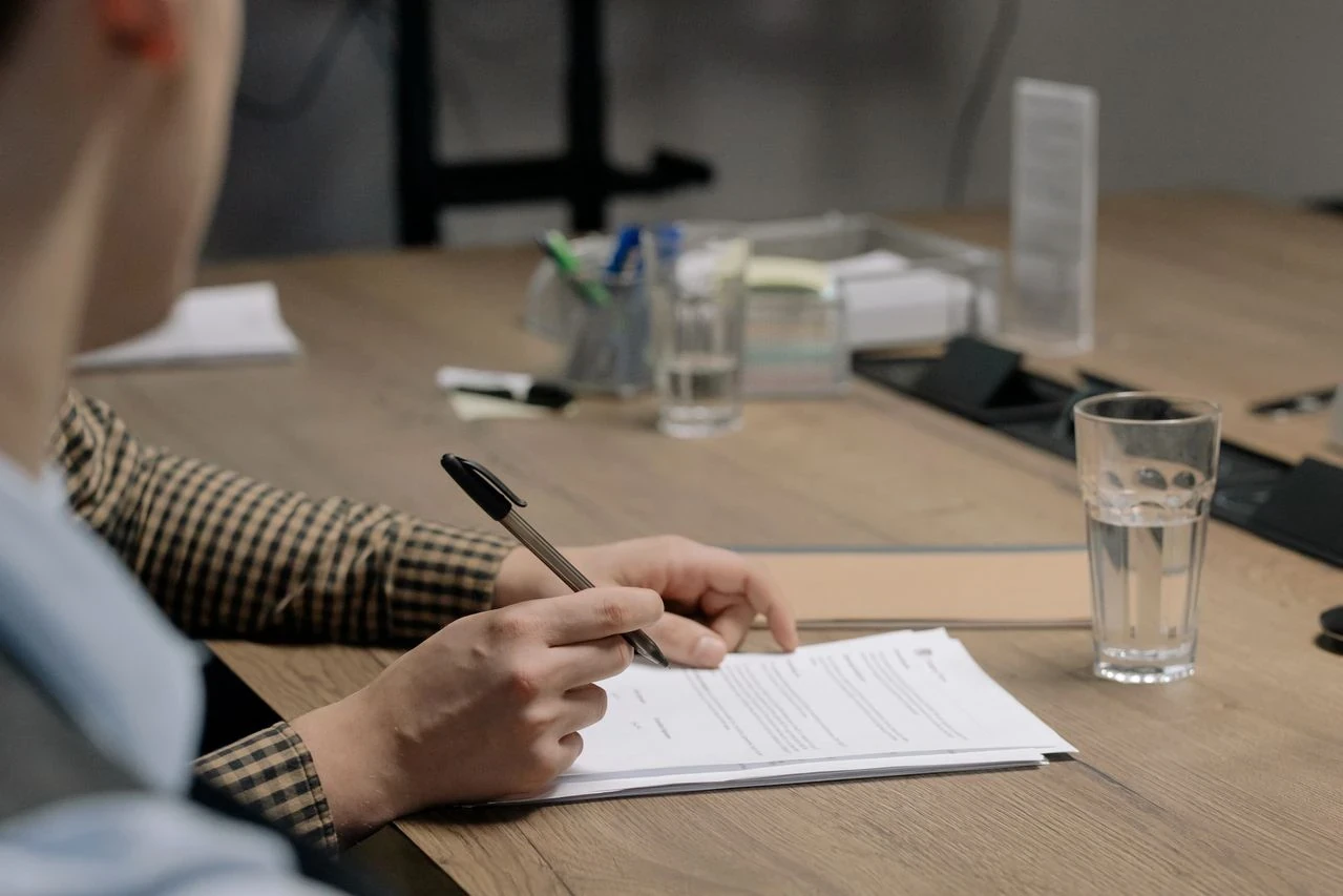 photo d'une personne signant un contrat
