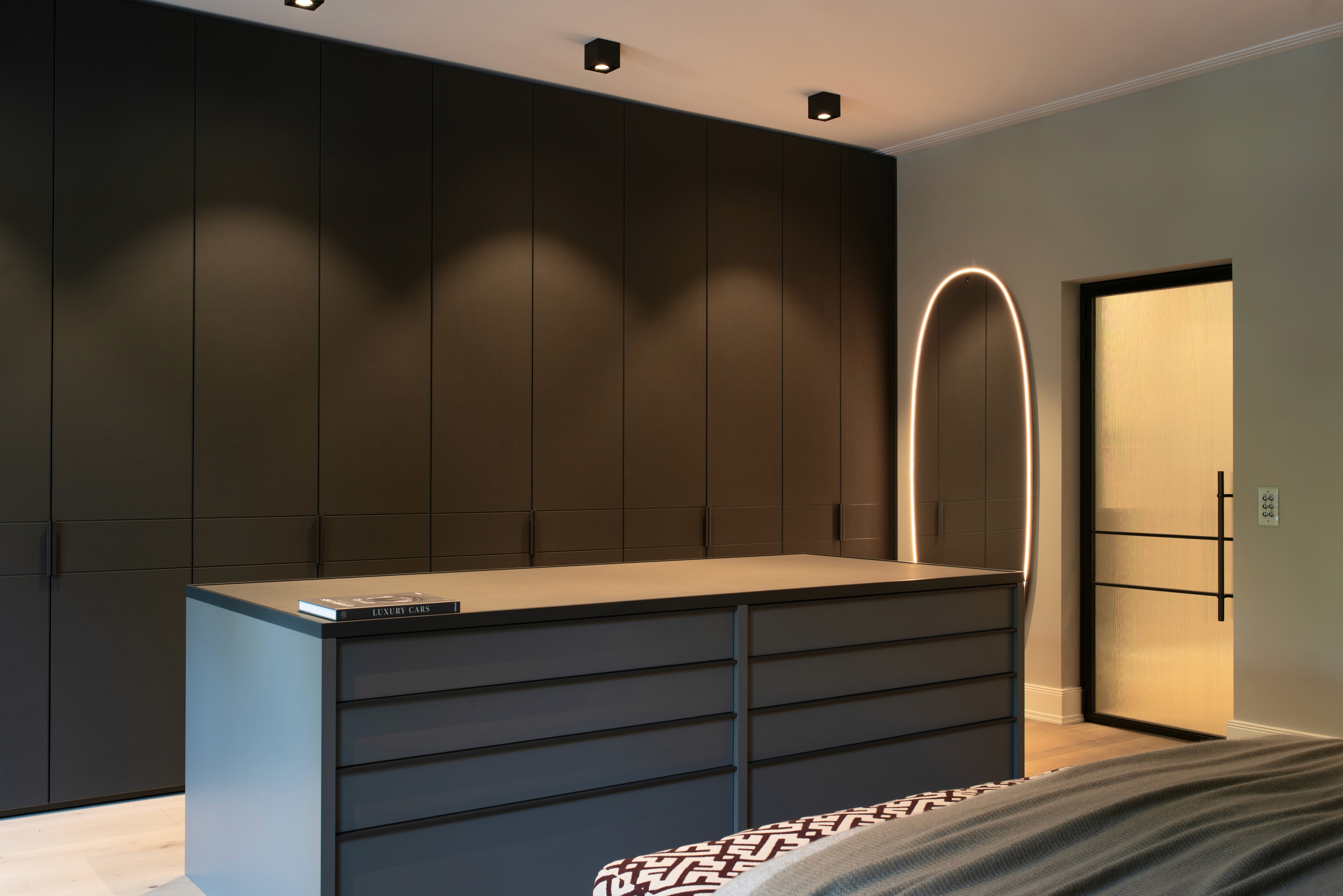 be. INTERIOR STUDIO | GALERIE | Kleiderschrank