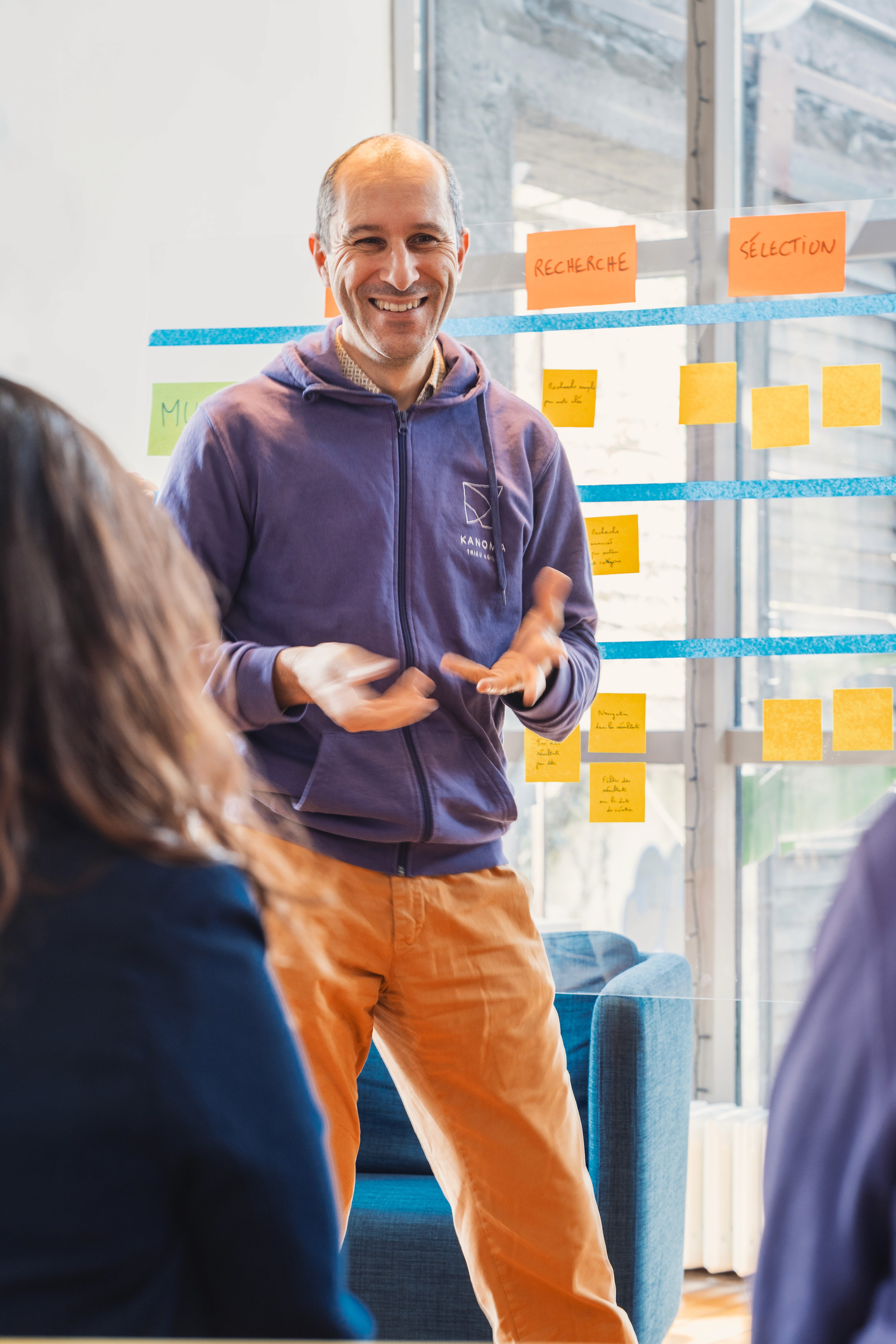 homme qui fait une présentation à un groupe