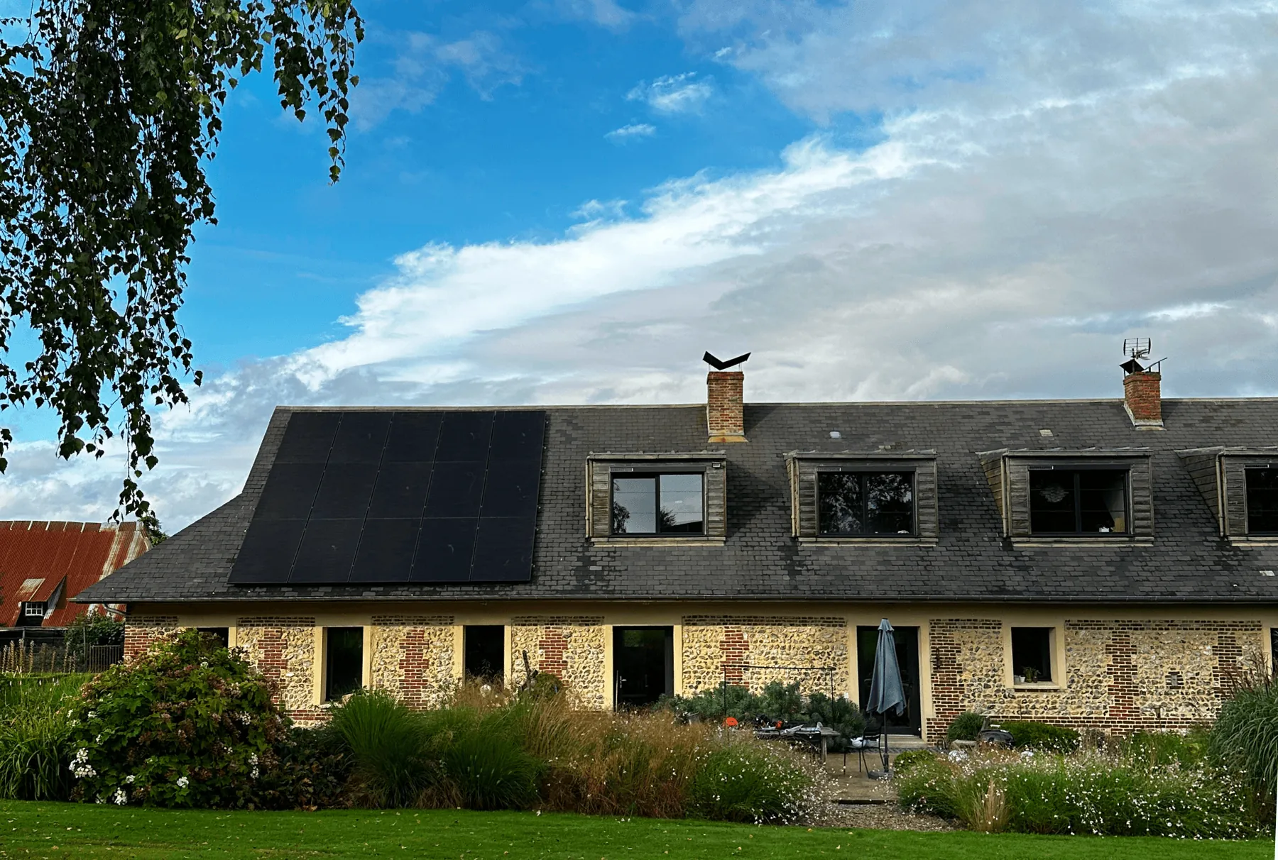 Photo d'une maison à Quincampoix avec des panneaux photovoltaïques sur le toit