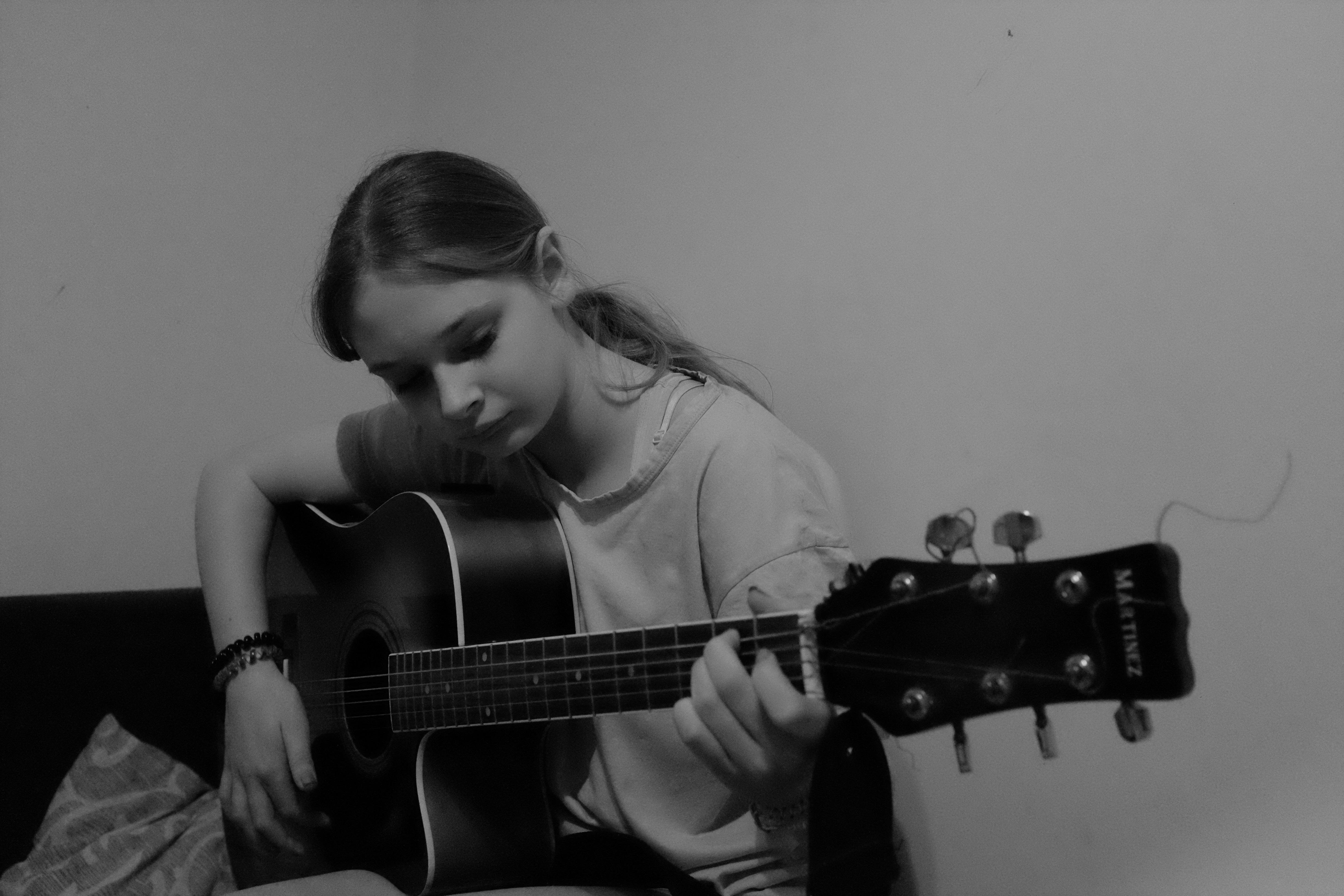 Child practicing guitar with 10-minute timer showing short daily practice sessions