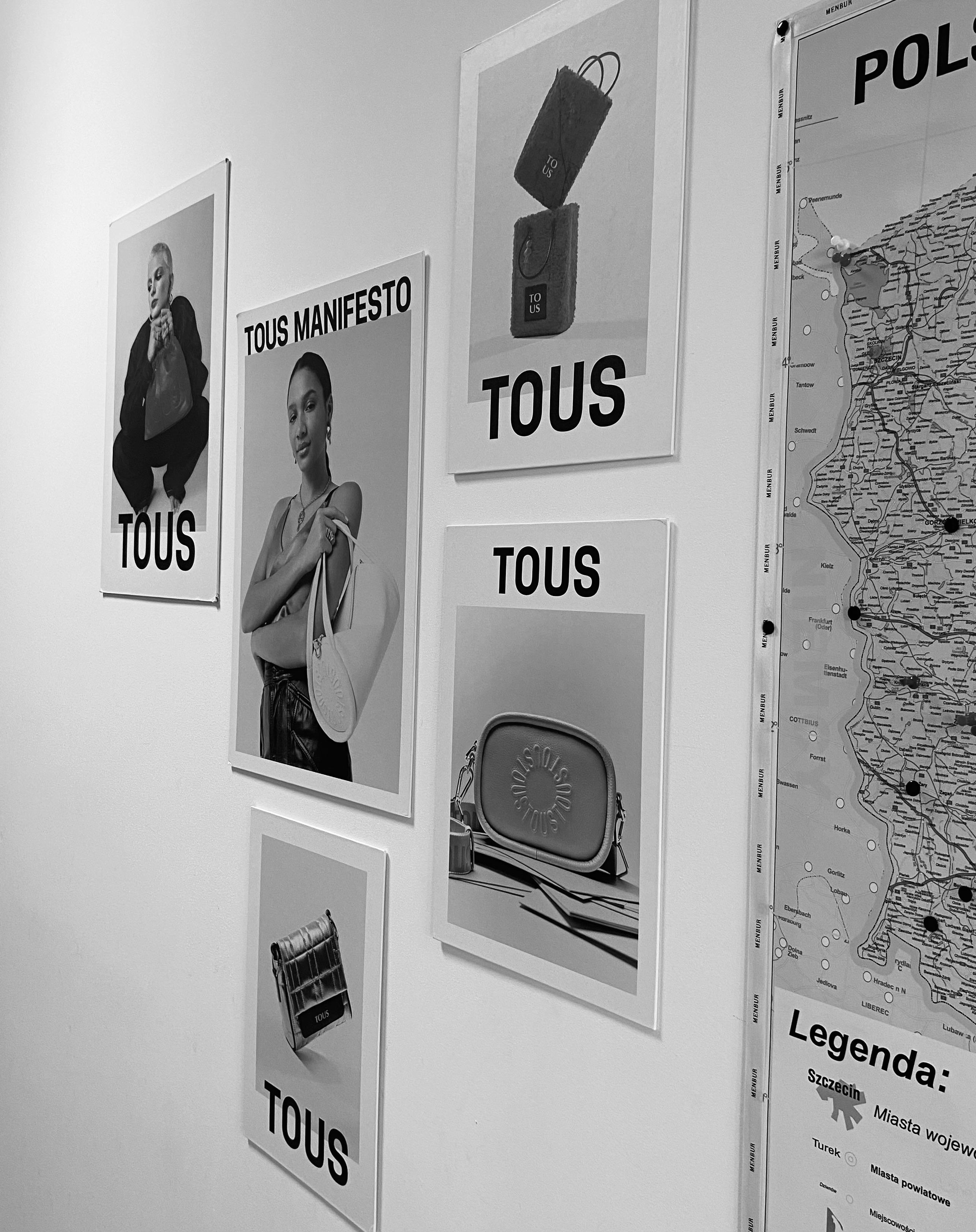 Plakaty marki Tous na ścianie showroomu przedstawiciela marek premium - Katarzyny Dzieńkowskiej, ekspozycja przygotowana dla butików