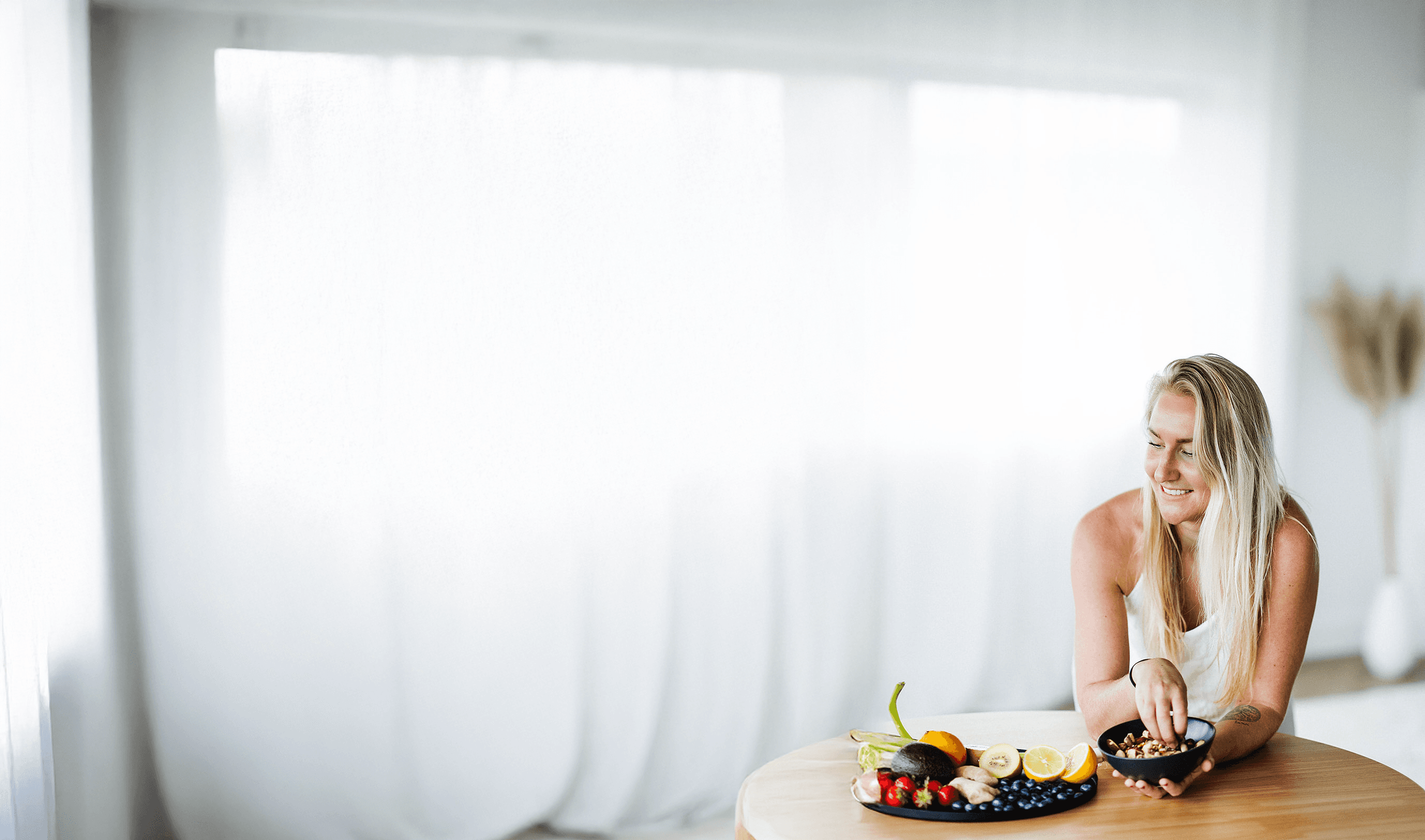 anden die een kom met kleurrijke vegan salade vasthouden, symbool voor gezonde voeding en hormonale balans.