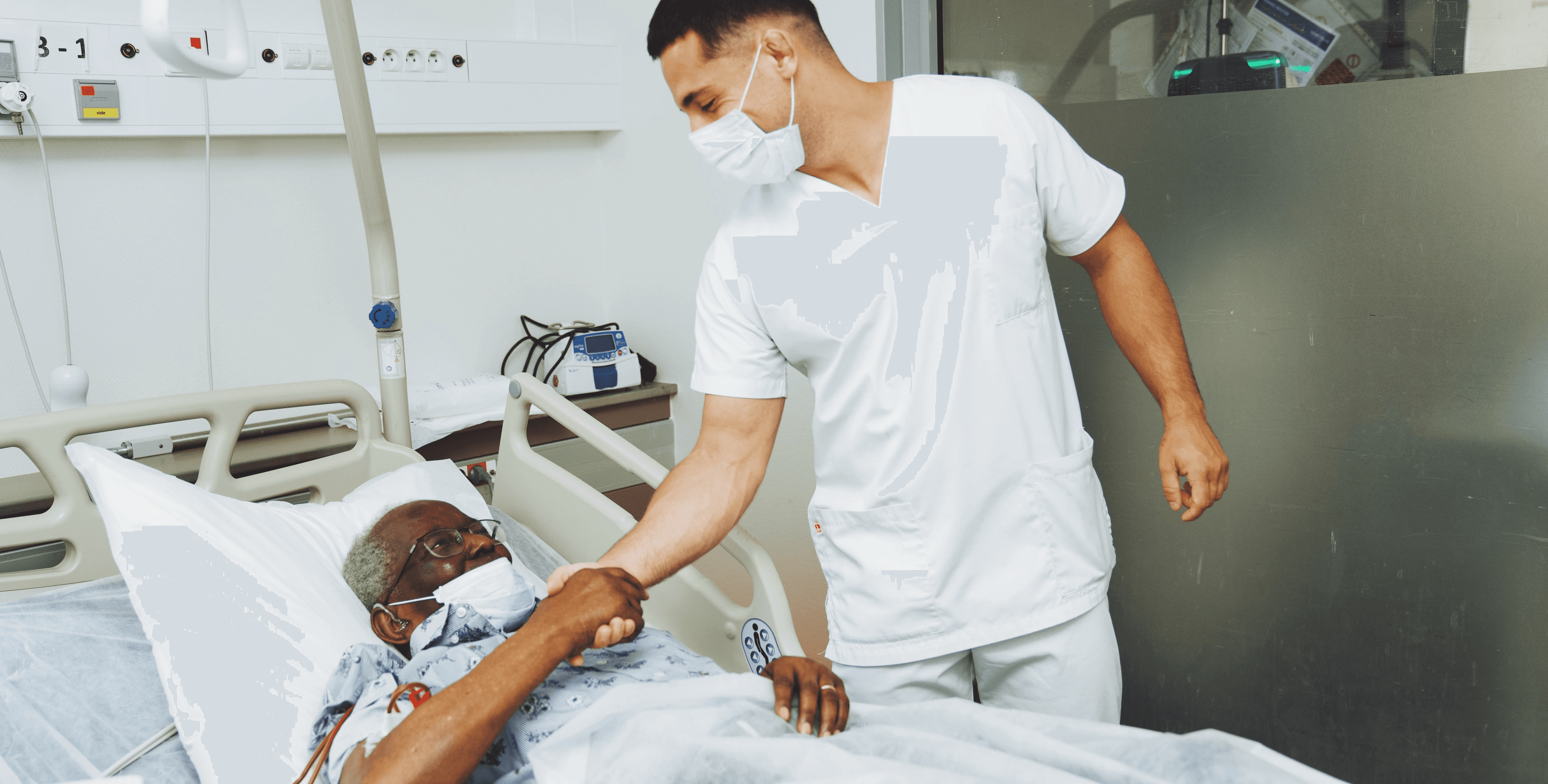 Patiente souriante regardant par la fenêtre dans un cadre apaisant