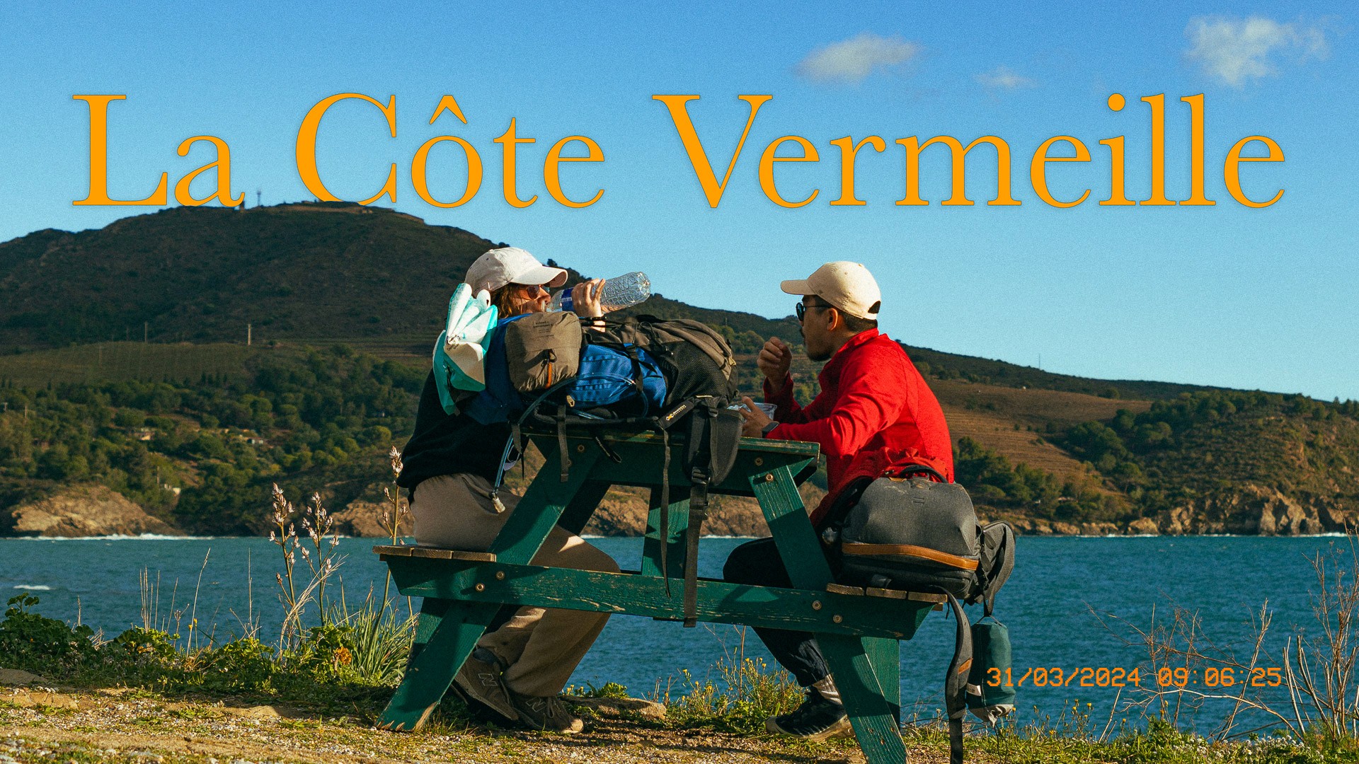 Pause randonnée à la Côte Vermeille, deux personnes profitant de la vue sur la mer.