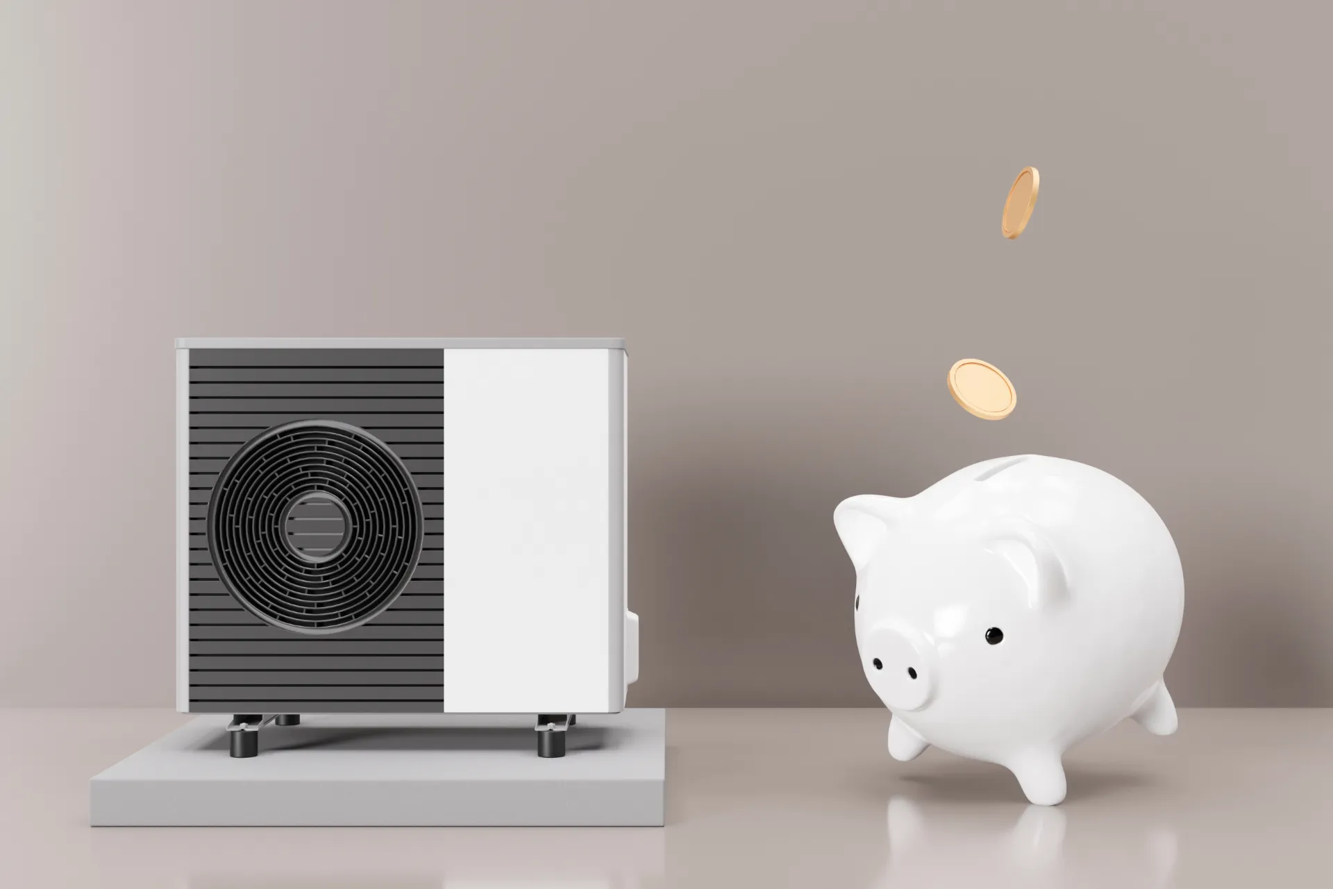 Wärmepumpe neben einem Sparschwein abgebildet, welches Geldmünzen ausspuckt, um sparen bei Wärmepumpen zu sugerieren.
