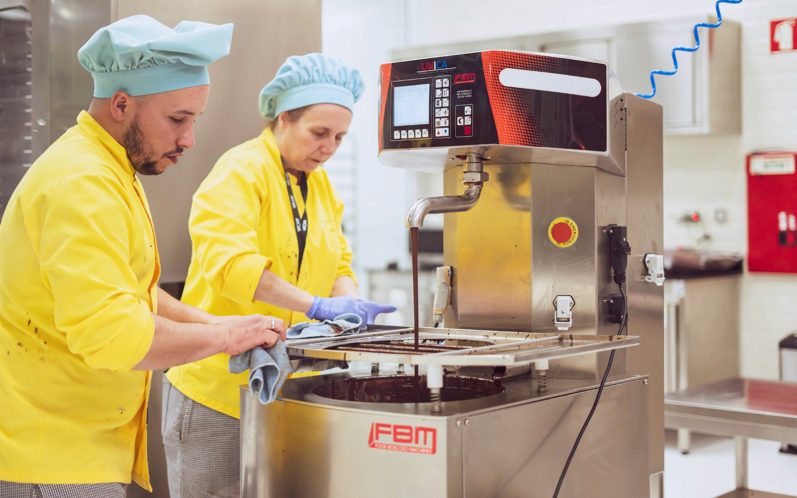 Csokoládékészítők a Csokoládé Története Múzeumban használják a berendezéseket.