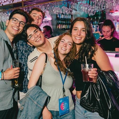 Gość świetnie się bawi w klubie