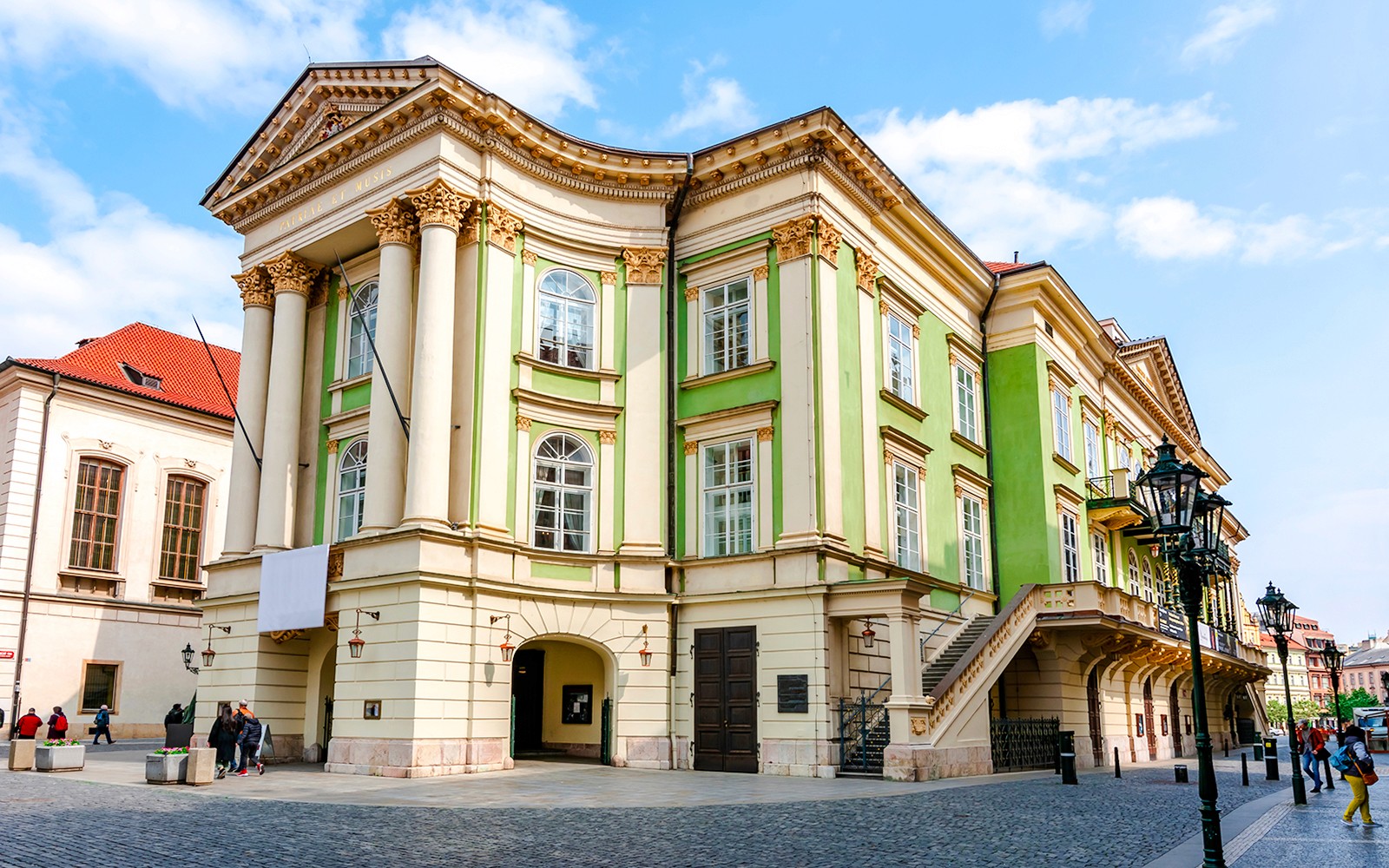 位于布拉格老城区、采用新古典主义建筑风格的庄园剧院。