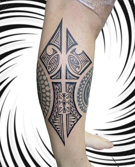 Poly - Graphique & Blackwork, Polynésien & Tribal, Géométrique par Alex Lalex à Grinoir Tattoo