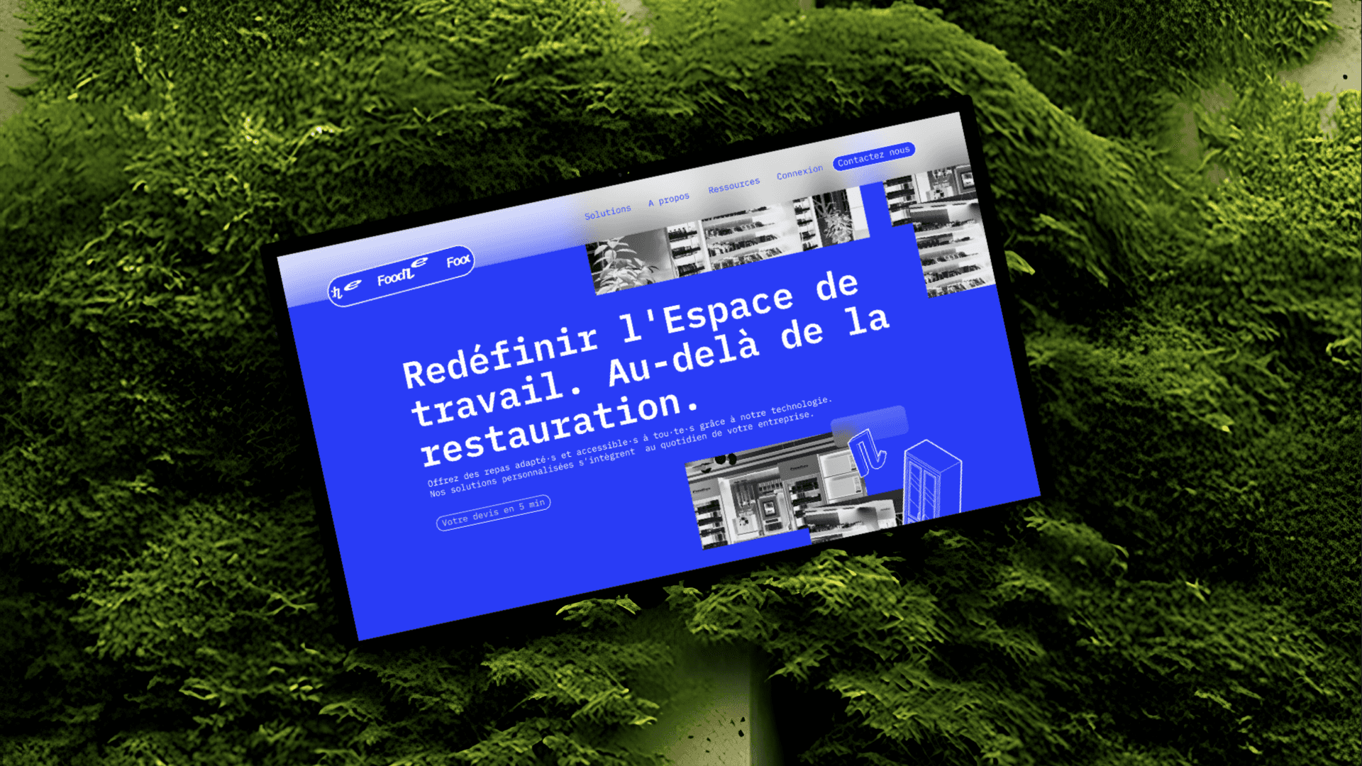 L'interface du site web Foodles, mettant en valeur une expérience utilisateur fluide et un design épuré. Le texte « Redéfinir l'Espace de travail, Au-delà de la restauration » s'intègre parfaitement à la technologie présentée. Le fond bleu vif et les éléments graphiques soulignent l'innovation et la praticité de leurs solutions de restauration.