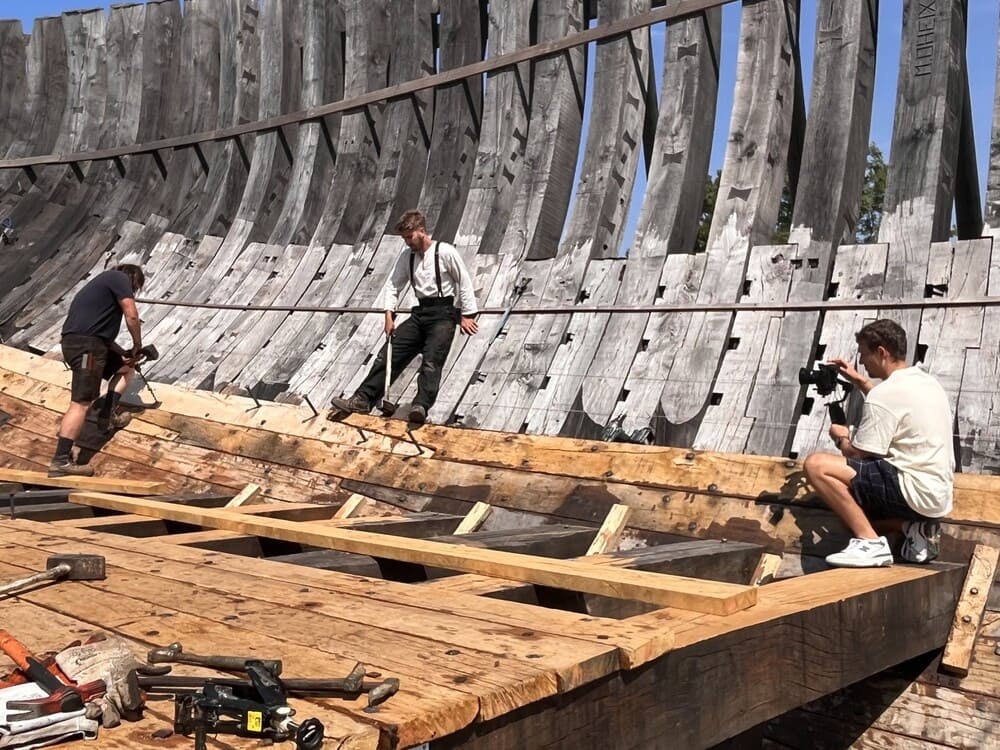 Klick Studio en prestation vidéo à l'intérieur d'une coque de bateau à Gravelines