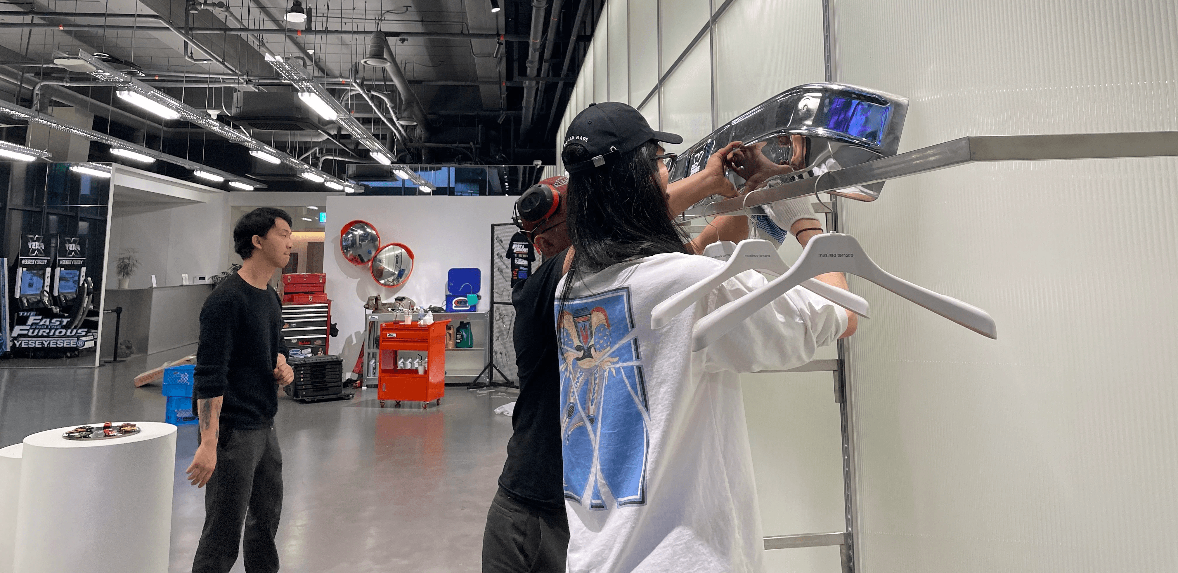  YESEYESEE Fast & Furious 팝업스토어 설치 작업 현장, 브랜드 팝업 공간 조형물 시공 중 / YESEYESEE Fast & Furious pop-up store installation in progress, brand pop-up spatial fabrication underway