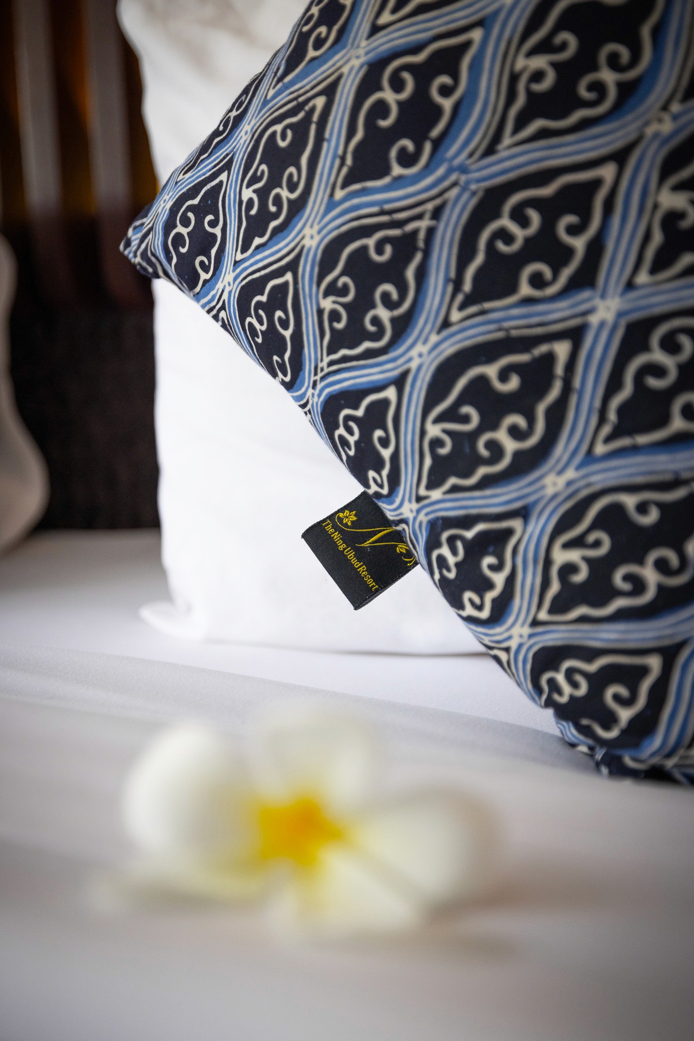 Detailaufnahme eines hochwertigen Zierkissens mit balinesischem Muster im Ning Resort Ubud