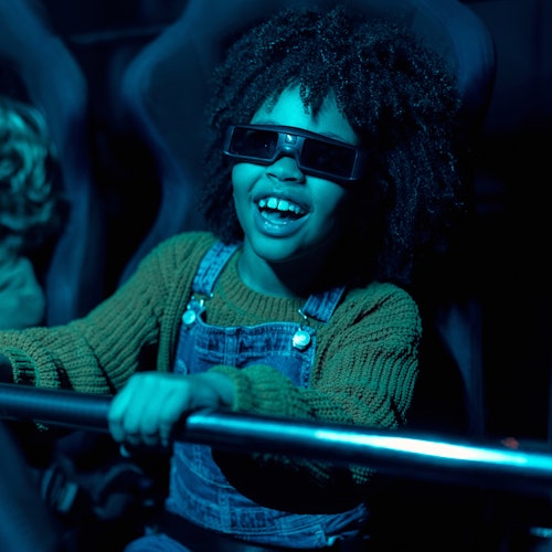Niños viendo una película en 7D