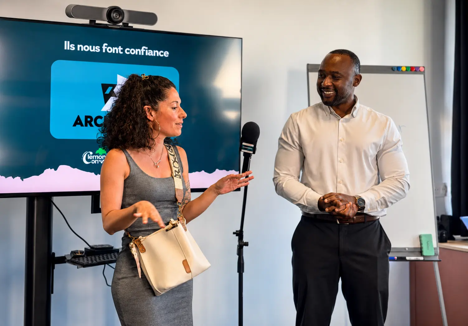 Entrepreneuse présentant son activité devant la communauté Clermont Connecté