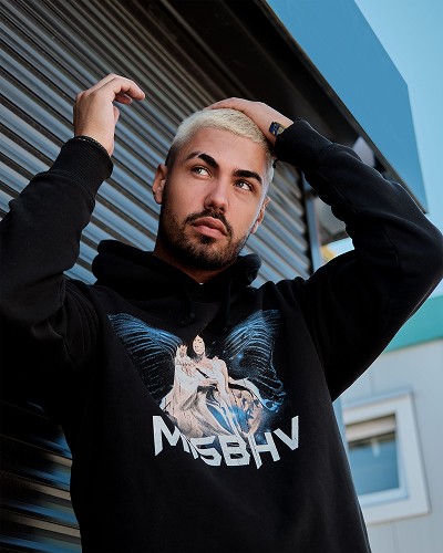 Fotografia modowa przedstawiająca męskiego modela w czarnej bluzie MSBHV