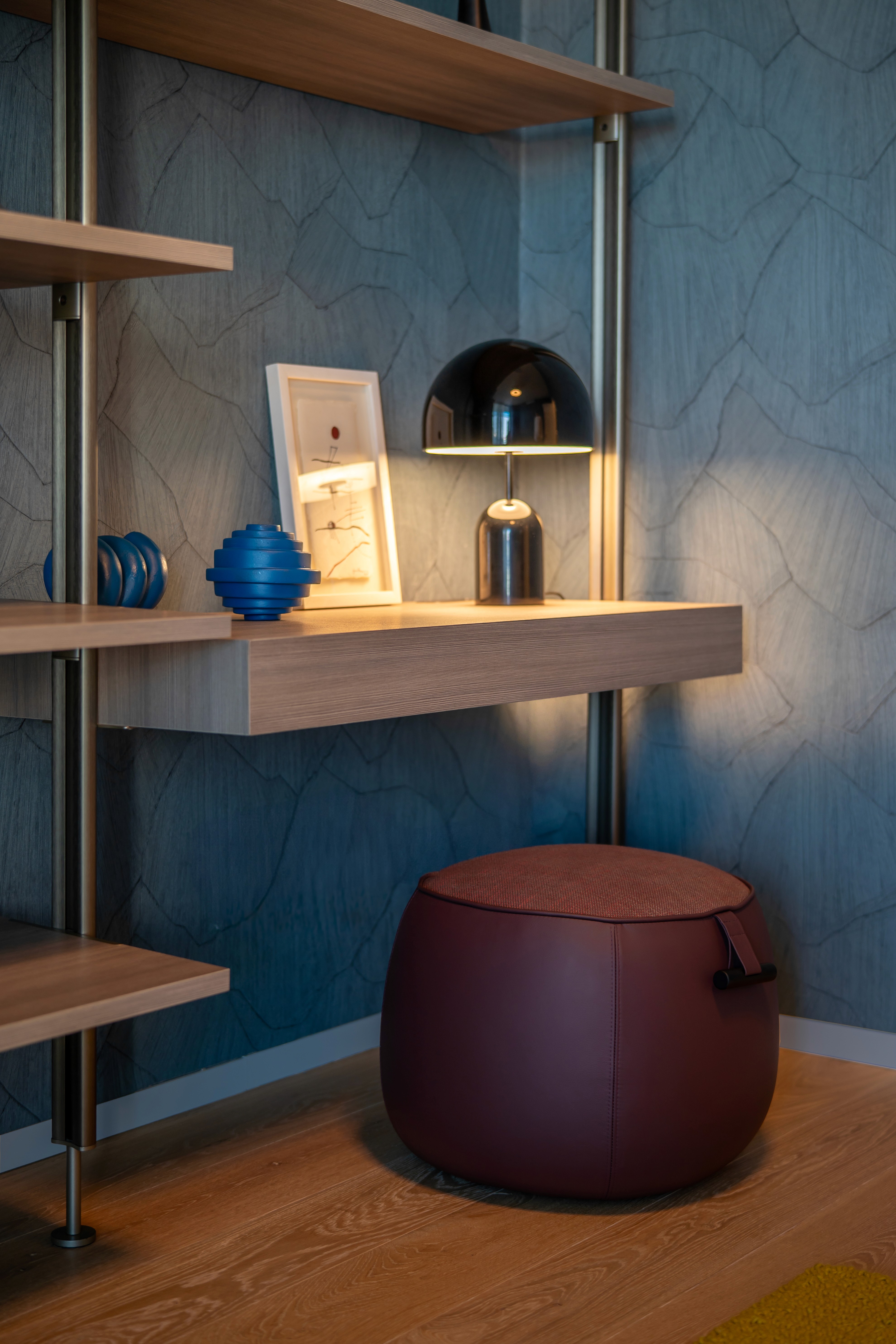 Escritorio integrado en estantería con papel pintado azul oscuro