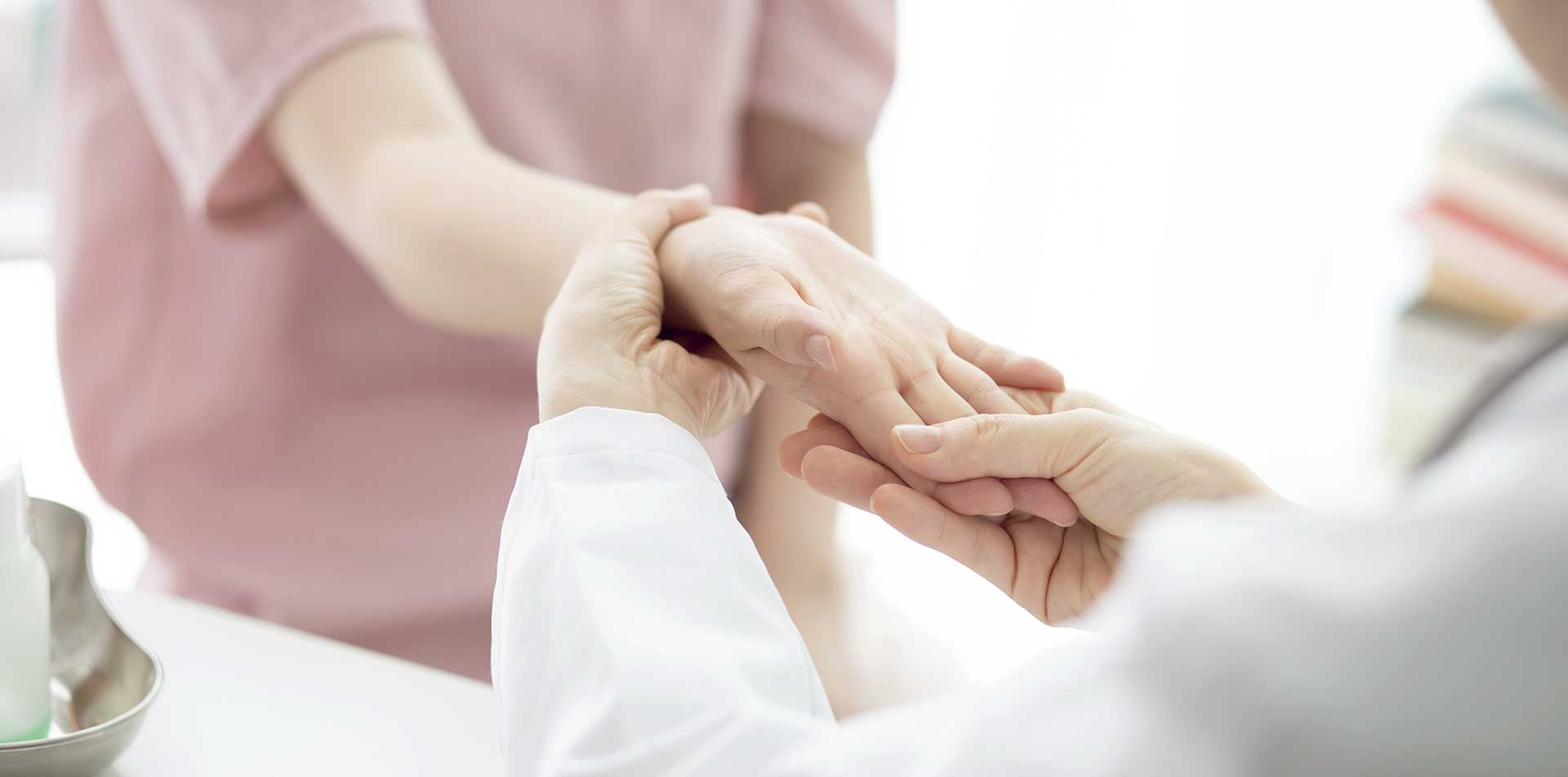 Rheumatologe in der Behandlung mit einem Patient