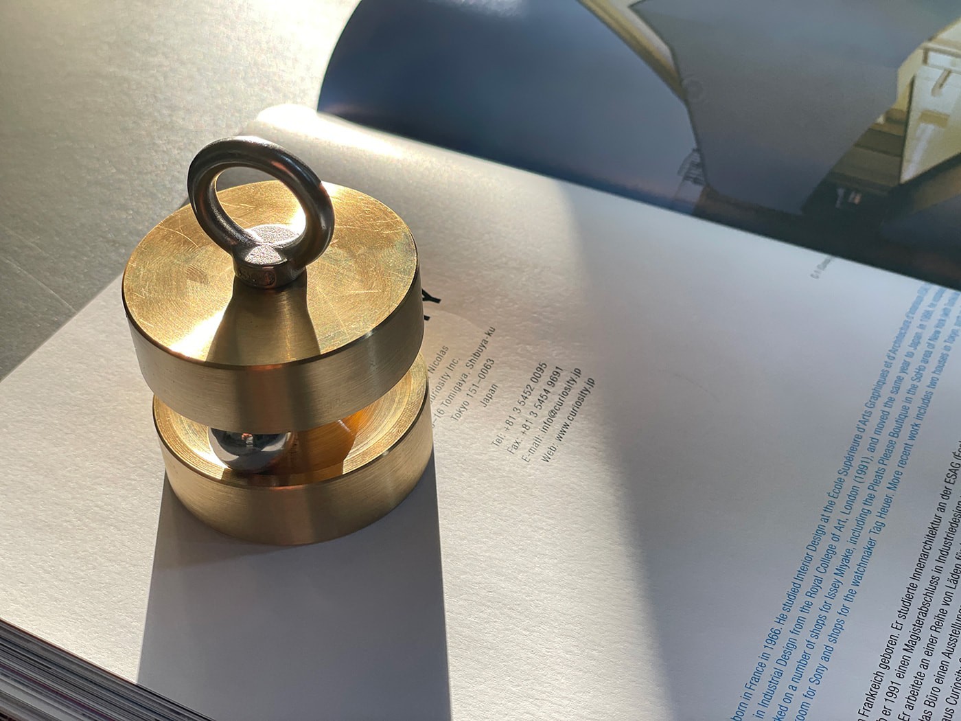 홀드 Ø 5015 브라스 오브제 단품 – 테이블 위 정면 클로즈업, 섬세한 금속 가공 디테일, Studio Underscore