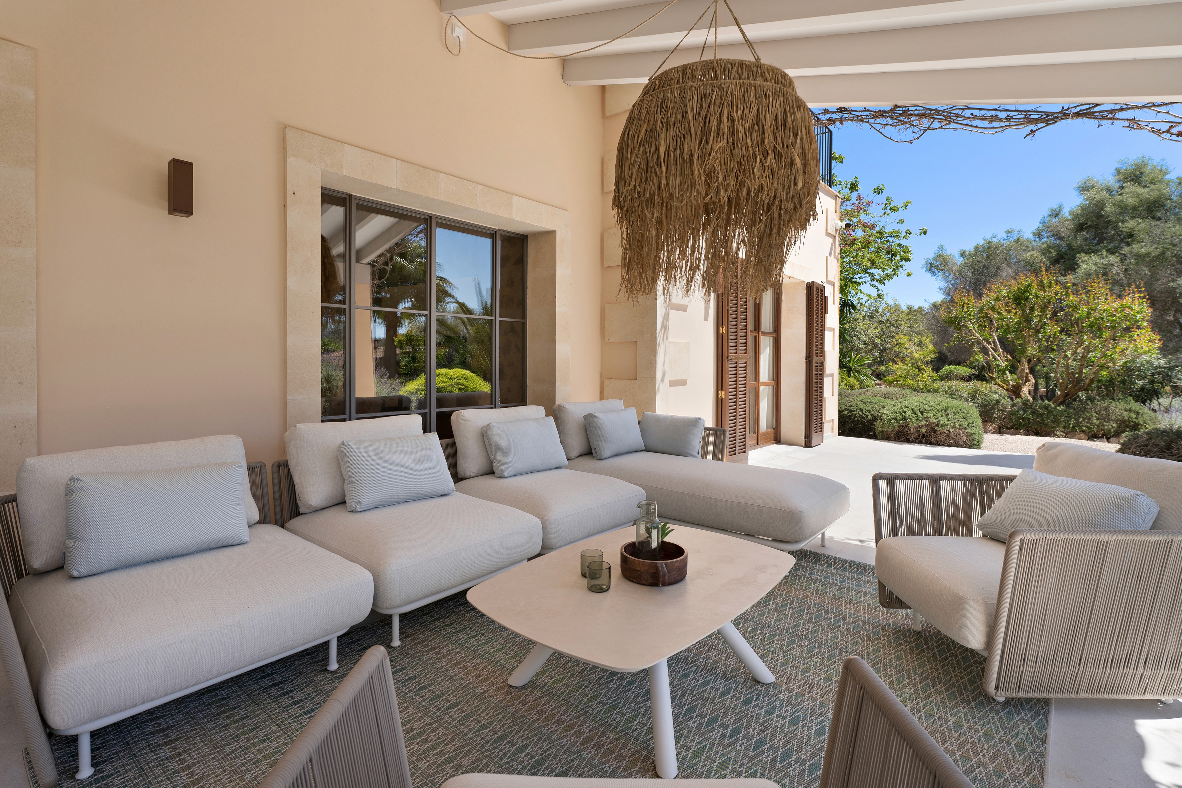 Aussenbereich der Finca in Santanyí mit Lounge, Naturstein und mediterraner Bepflanzung
