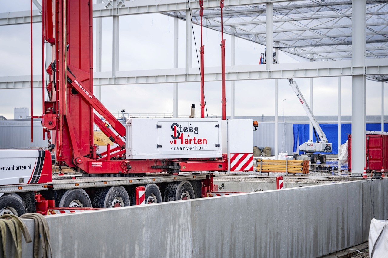 Steeg en van Harten- rode kraan bij staalconstructie
