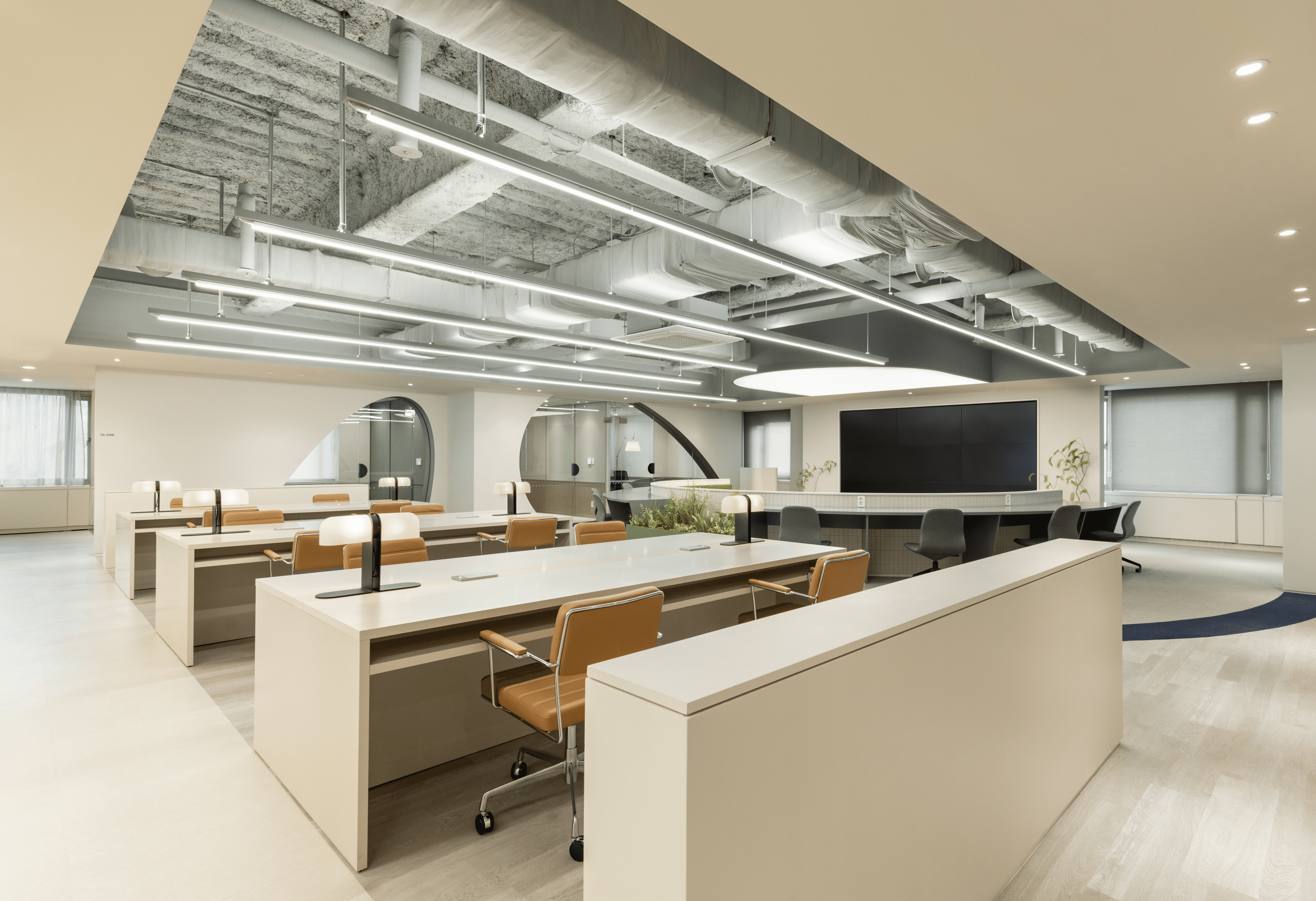 입구 방향에서 바라본 스타법무법인 오피스의 오픈 데스크 공간.