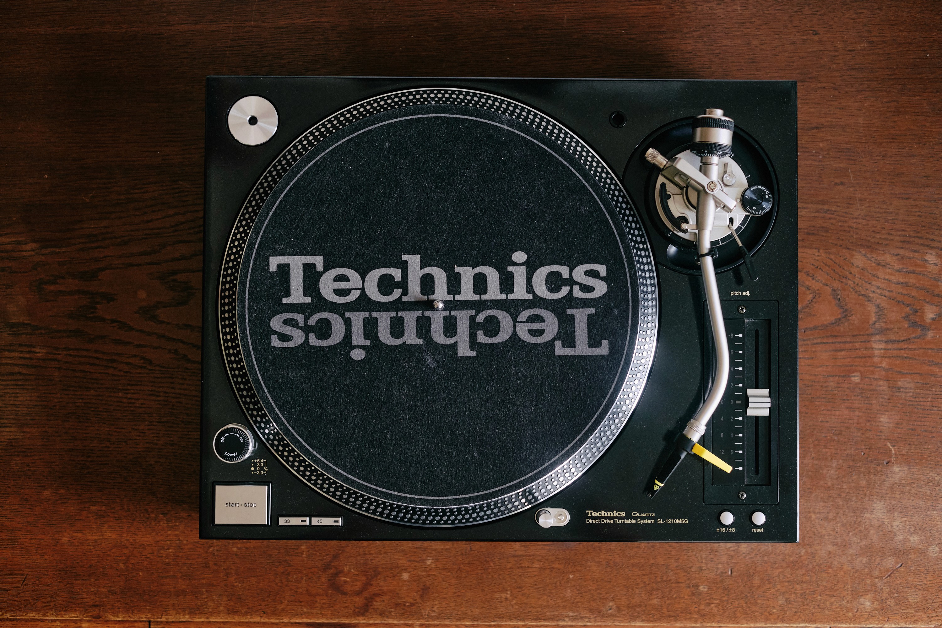 Der Technics SL-1210 M5G Plattenspieler – perfektes DJ-Equipment für professionelle und anspruchsvolle Anwendungen mieten.