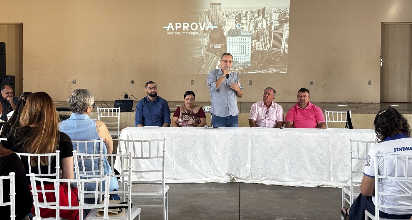 Marco Zanatta, CEO da Aprova, ao lado do prefeito de Florianópolis, Topázio Neto, durante evento sobre cidades inteligentes.