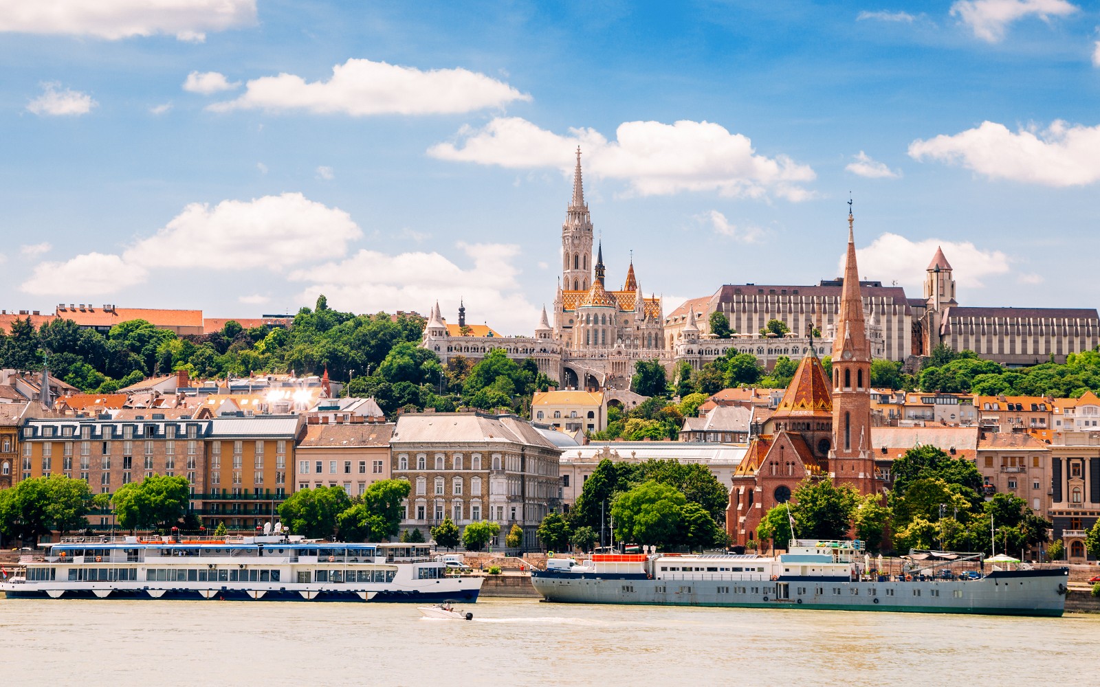 Sigling á Dóná með útsýni til Fisherman's Bastion og Matthiasarkirkju í Búdapest.