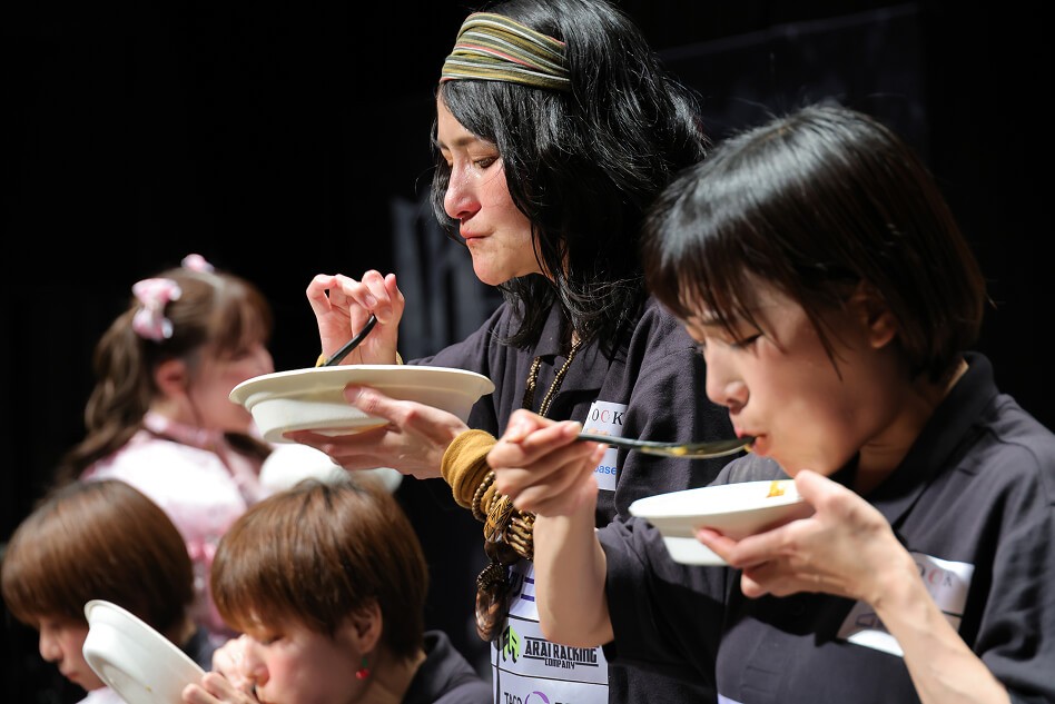 立ちながら食べる気合いをみせるファイター