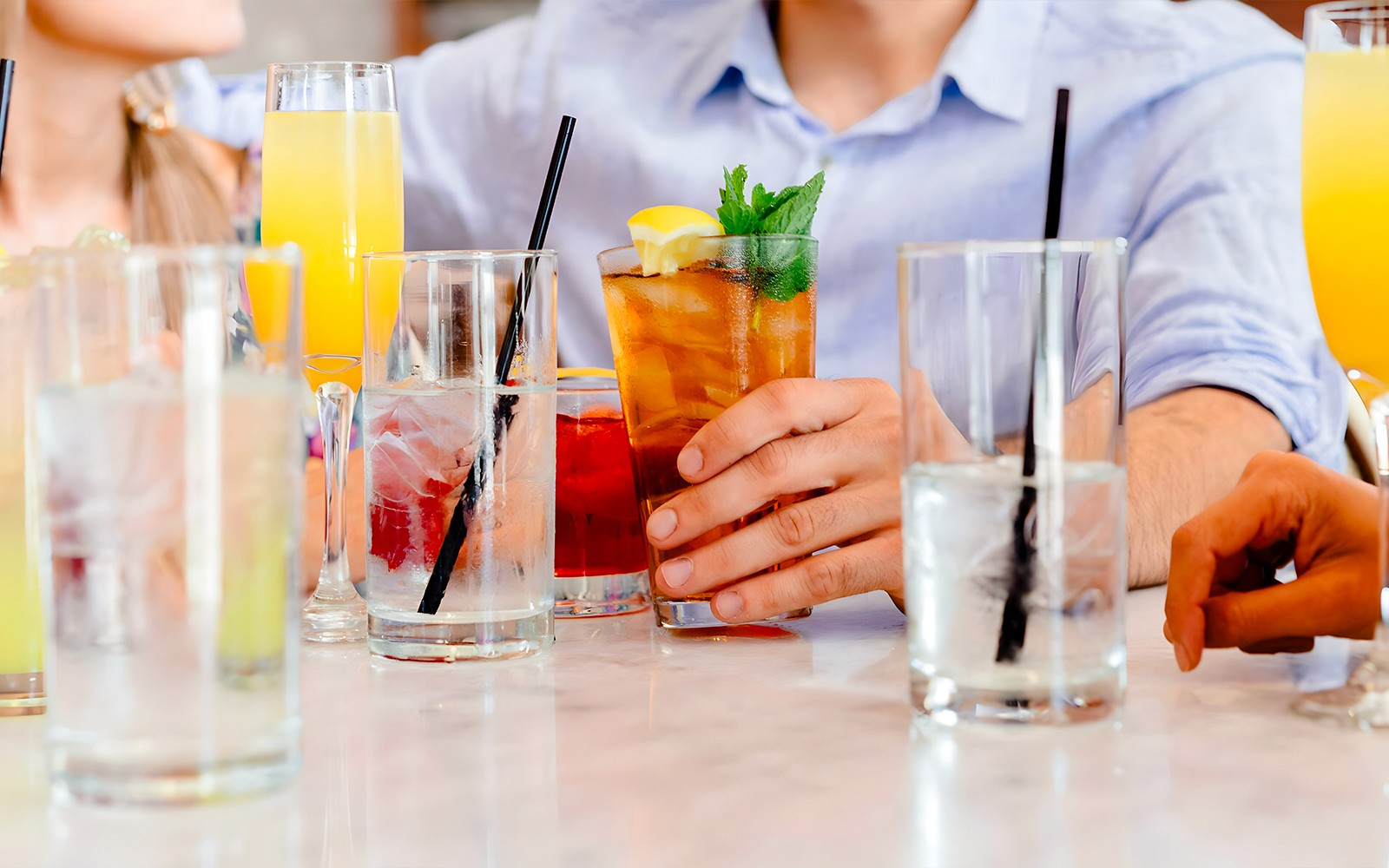 宾客们在钻石蓝号塞纳河游轮上享受饮品入宴。