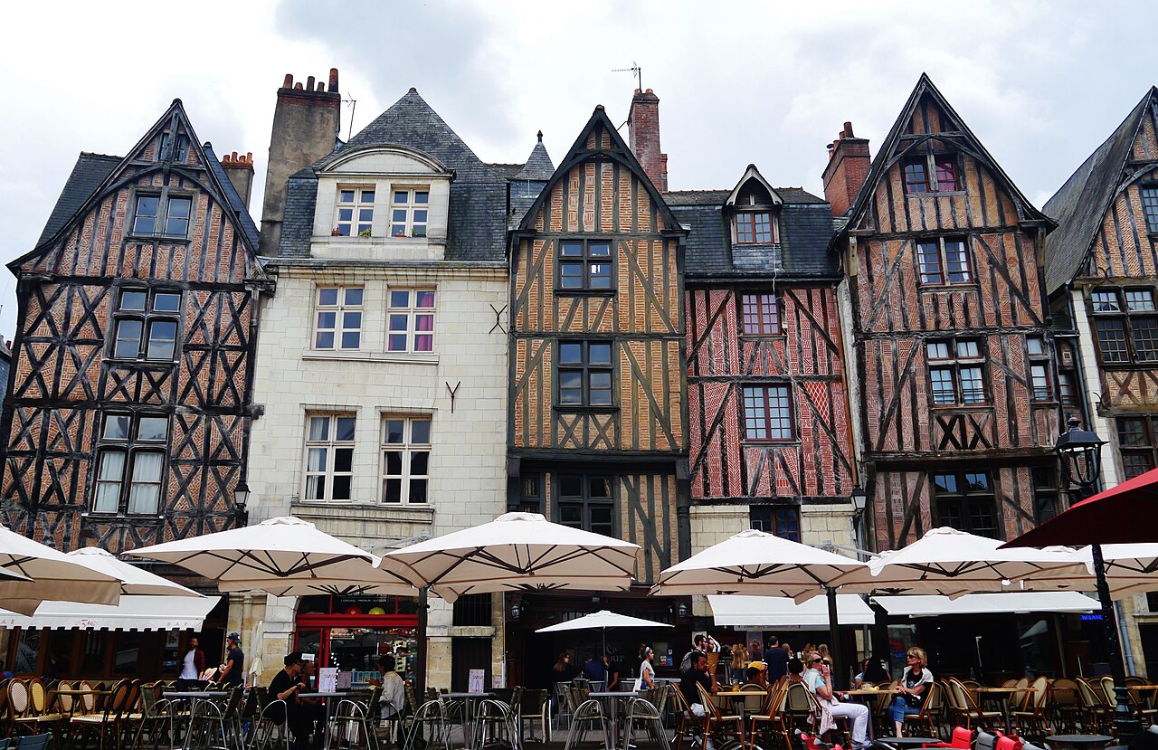 Les maisons à colombages et les terrasses de la place Plumereau à Tours.