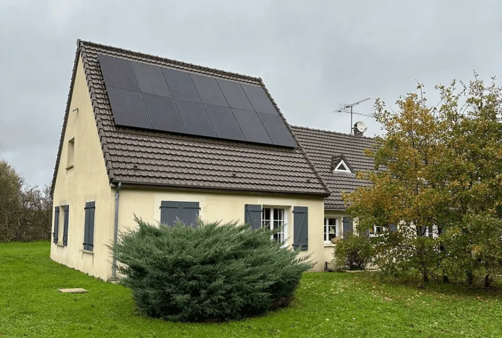 Photo d'une maison à Vendoeuvres équipée de panneaux photovoltaïques dont l'installation a été faite par Solarock.