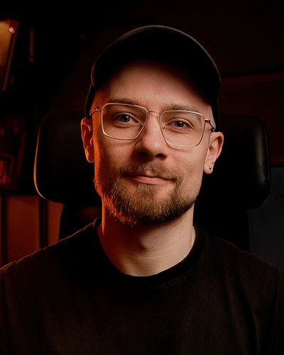 Fotografia portretowa przedstawiająca Krzysztofa Szczepańskiego "Creo", twórcę i edukatora w zakresie fotografii, filmów i content creation.