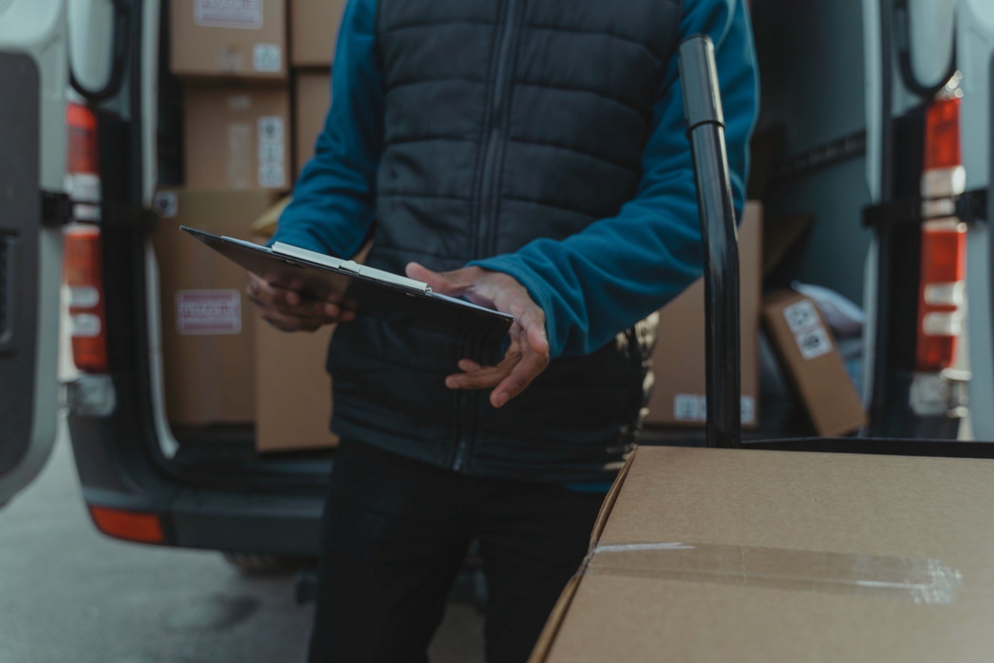 Suivi de la rotation des stocks assuré par un logisticien e-commerce