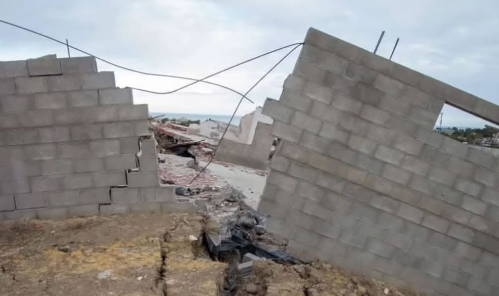 Una casa partida a la mitad: el resultado de décadas de inauguraciones y obras realizadas sobre un sector inestable.