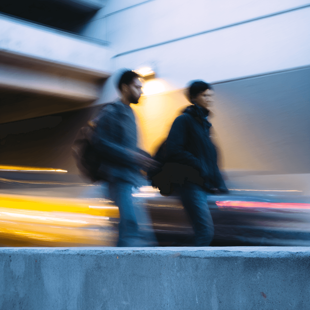 dvaja muži idúci po ceste