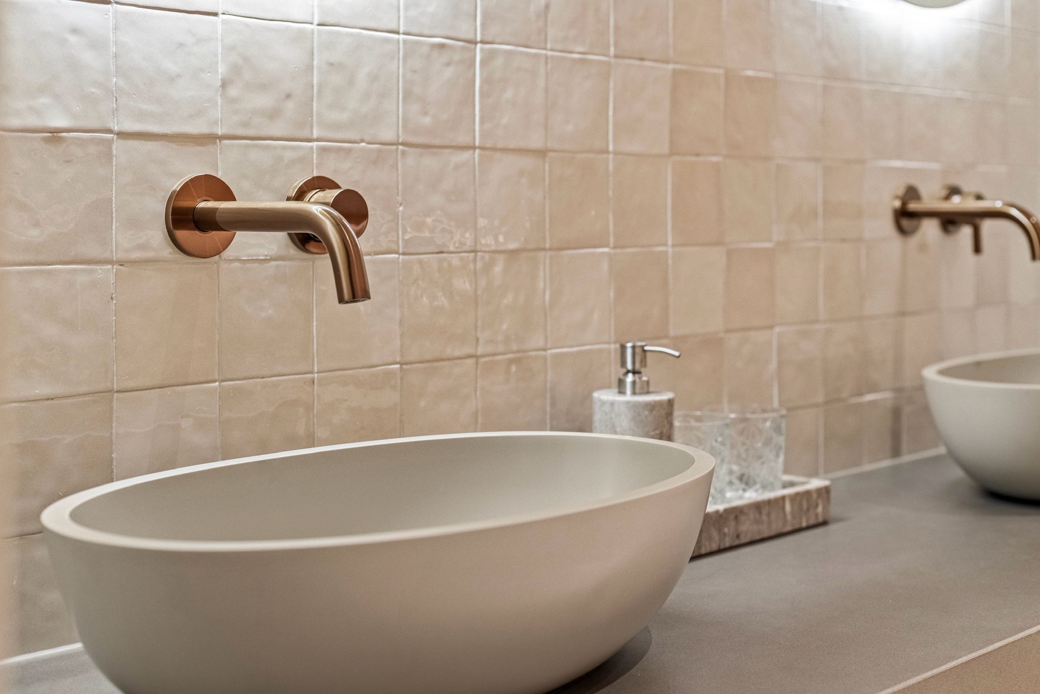 Warme koperkleurig kranen die het design naar een hoger nievau tillen.