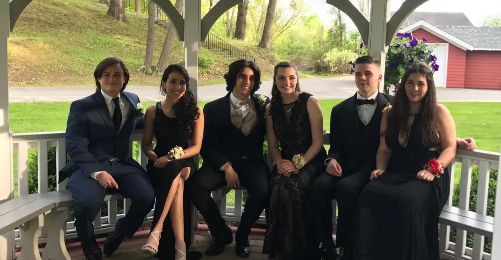 Élèves participant au Prom, le célèbre bal de promo d'un High School aux États-Unis avec STUDWAY.