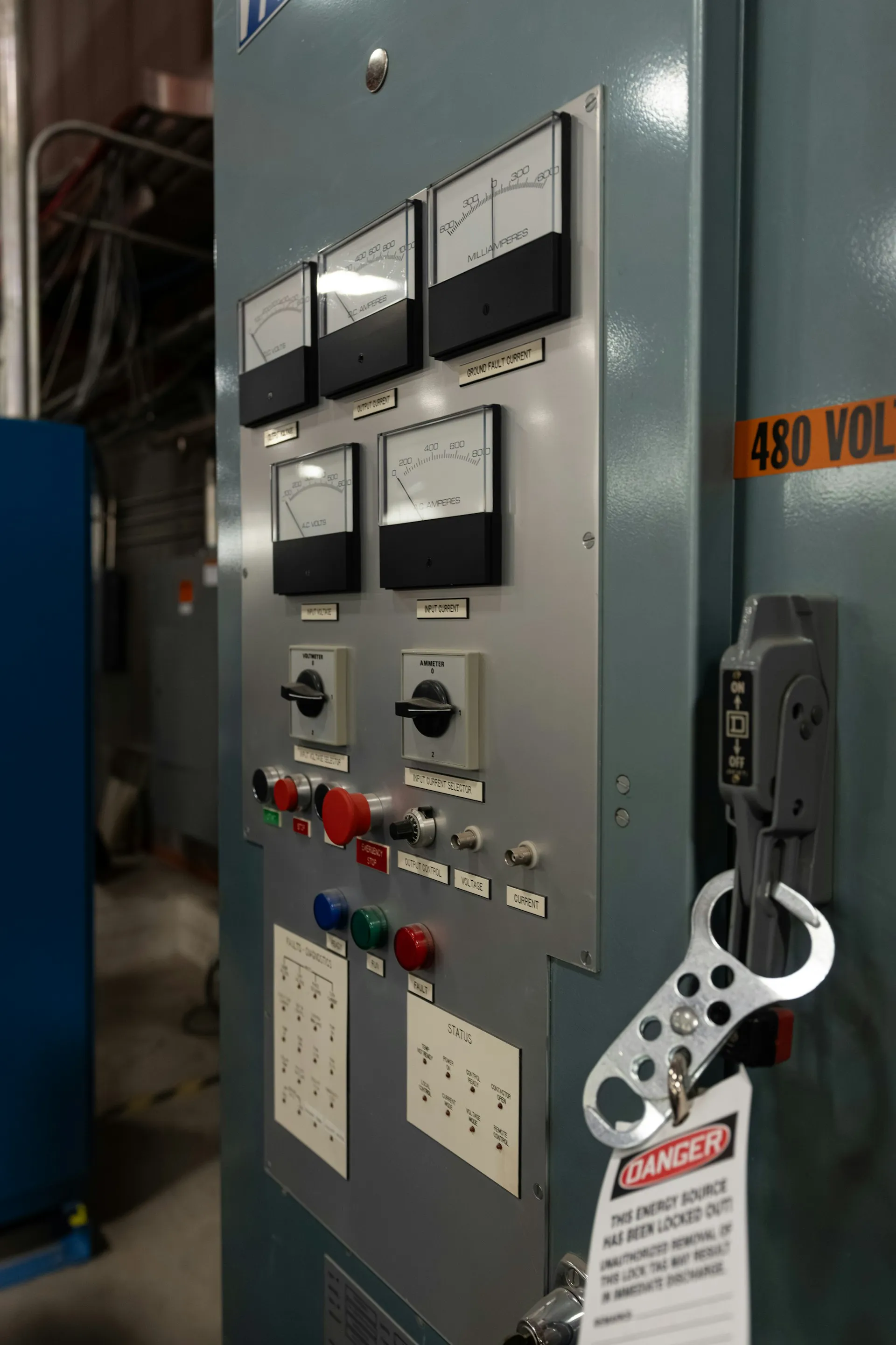 In einer modernen Fabrik arbeiten automatisierte Maschinen und verdeutlichen effiziente Fertigung.