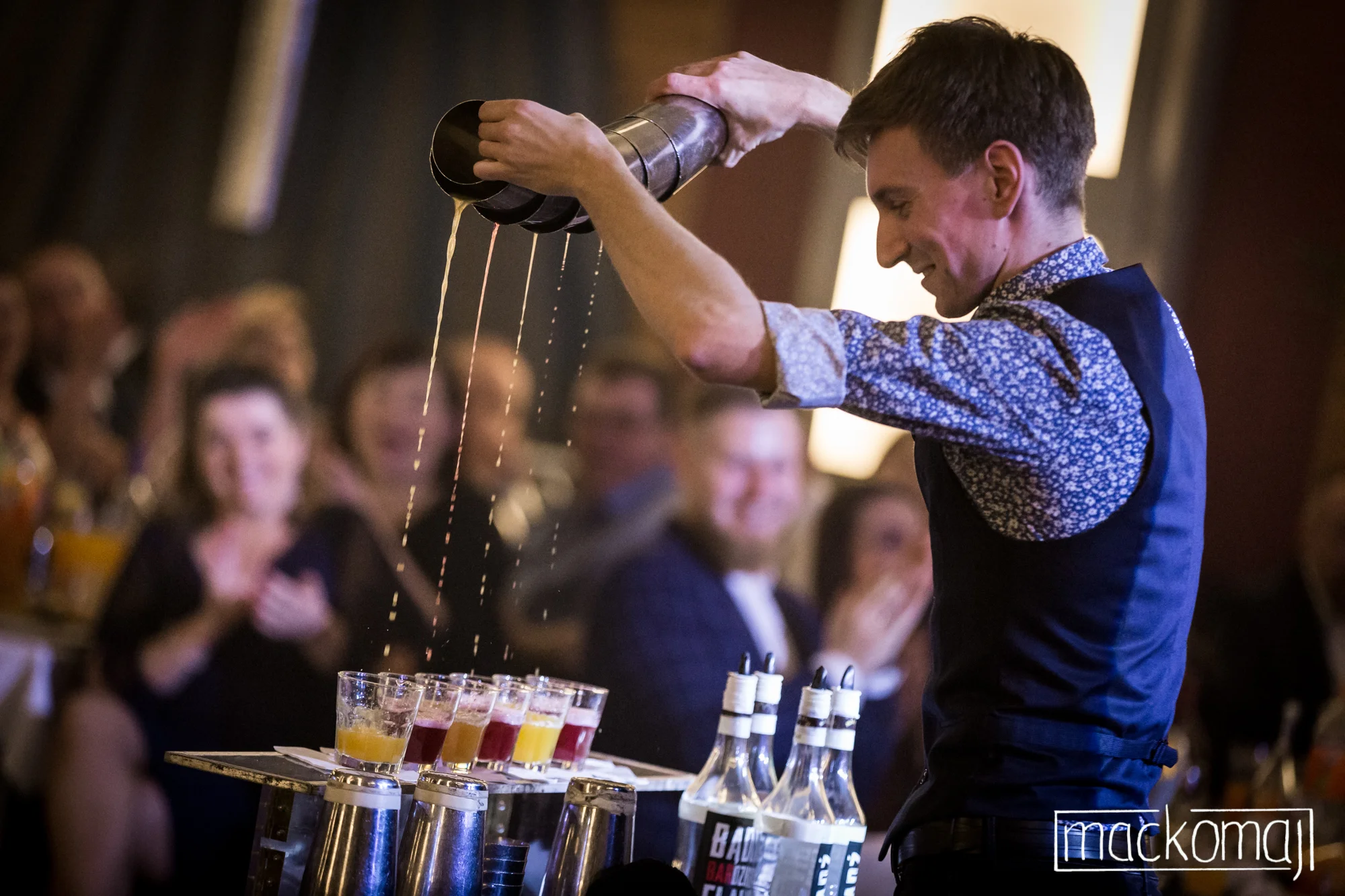 elegancki koktajl na wesele otoczony akcesoriami do miksologii