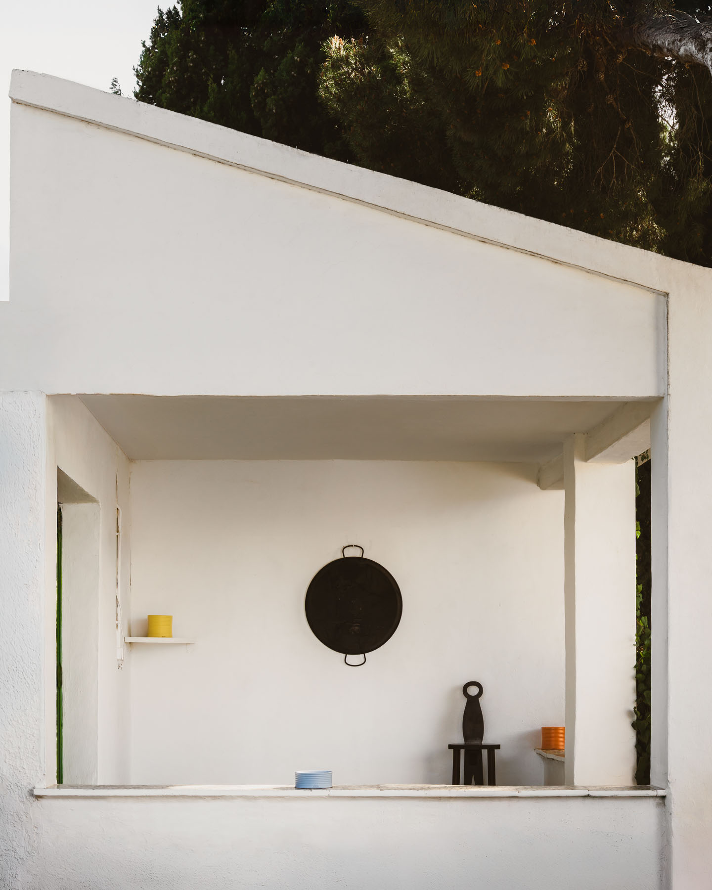 Whitewashed Mediterranean facade featuring LOEWE candles and summer-inspired styling.