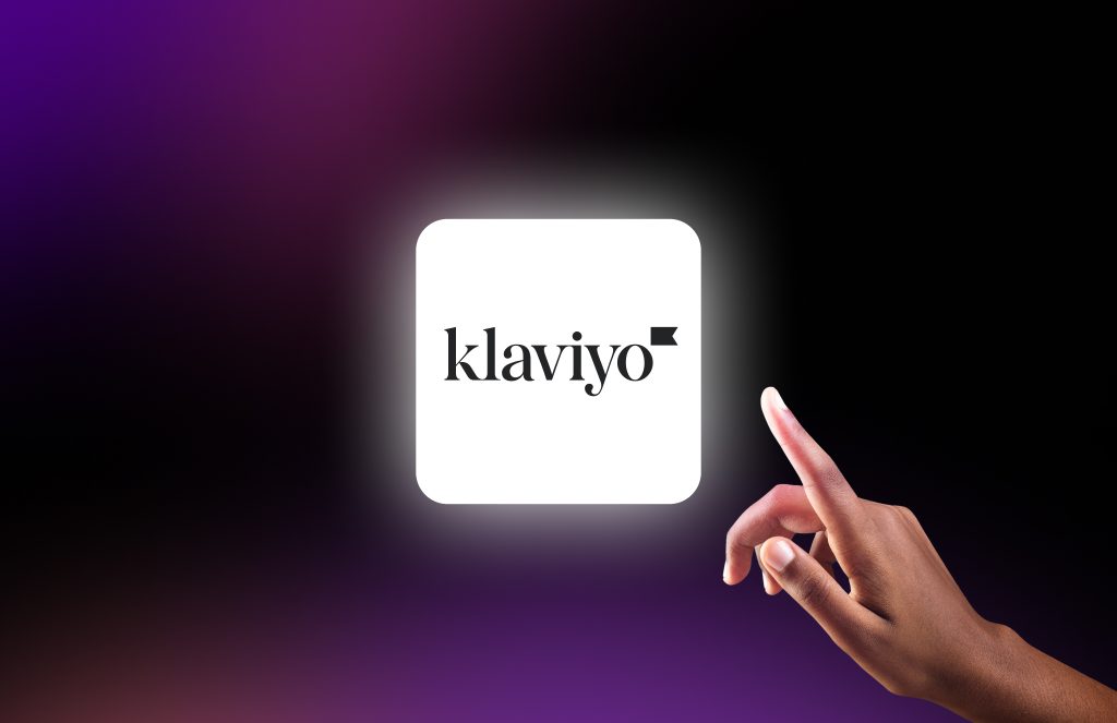 Hand, die auf ein leuchtendes Klaviyo-App-Icon auf violettem Hintergrund zeigt