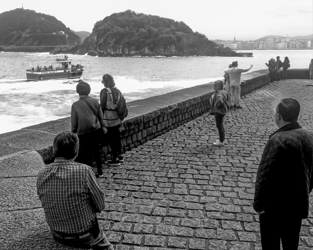 Cinco botes con pescadores tomada en blanco y negro