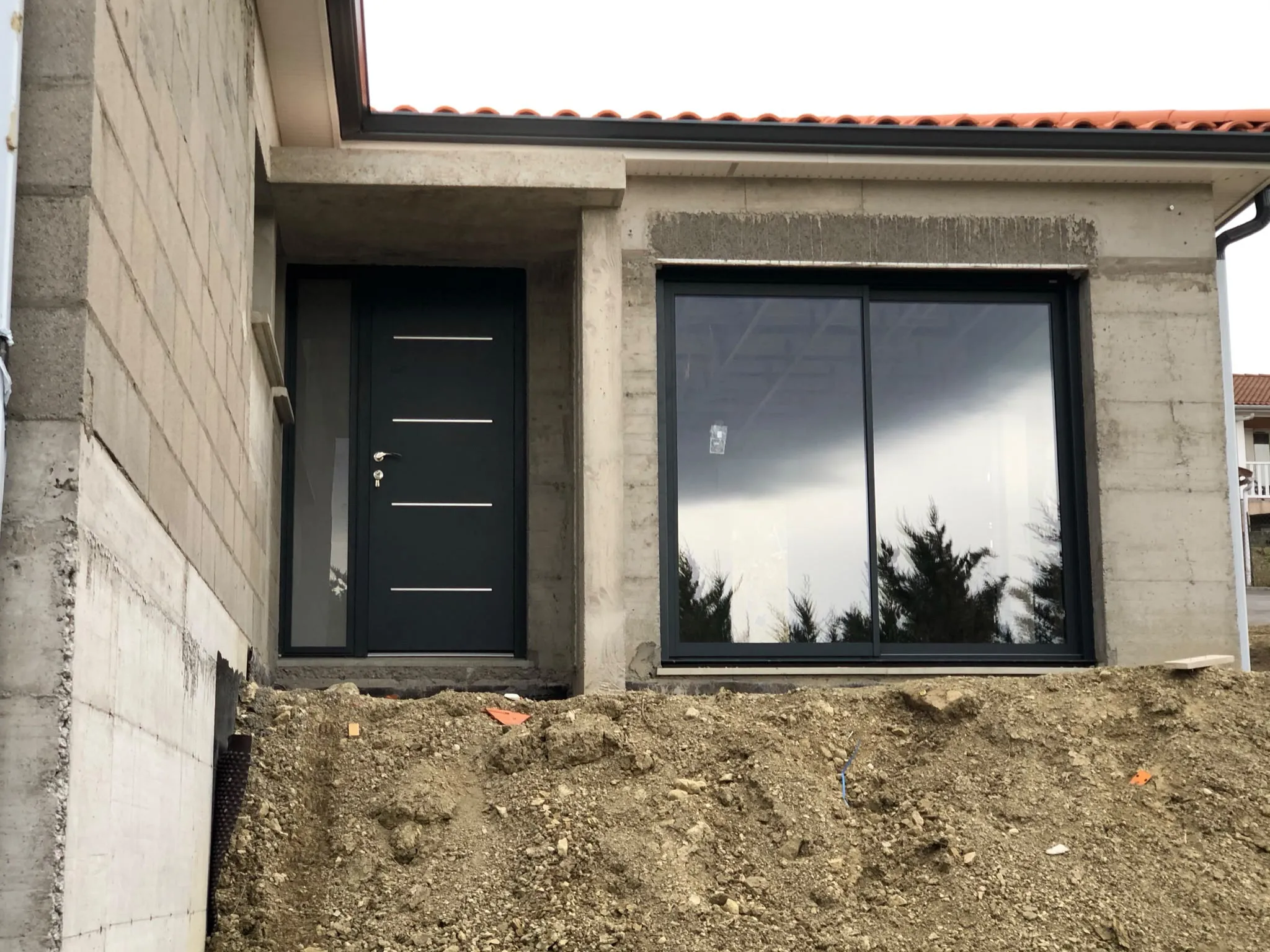 Grande baie sombre dans une extension — AFermetures