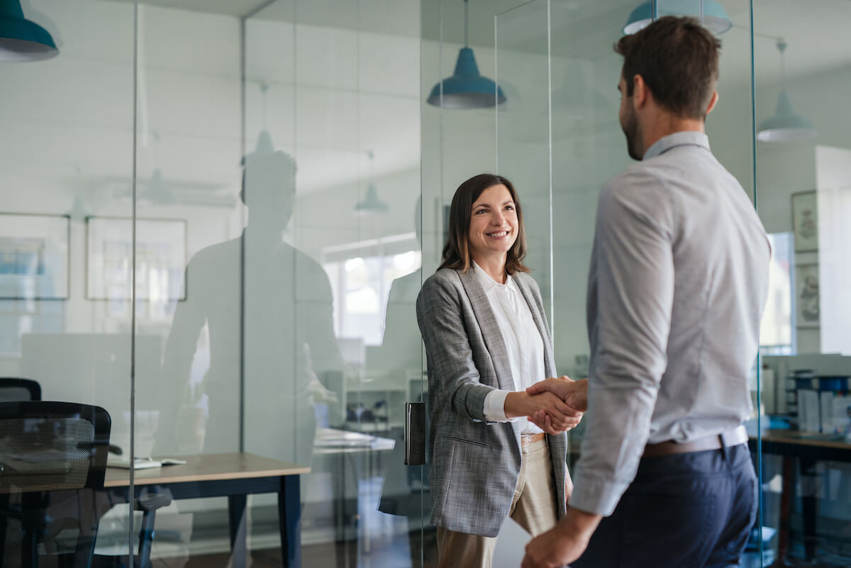 Qualified leads: woman and man shaking hands