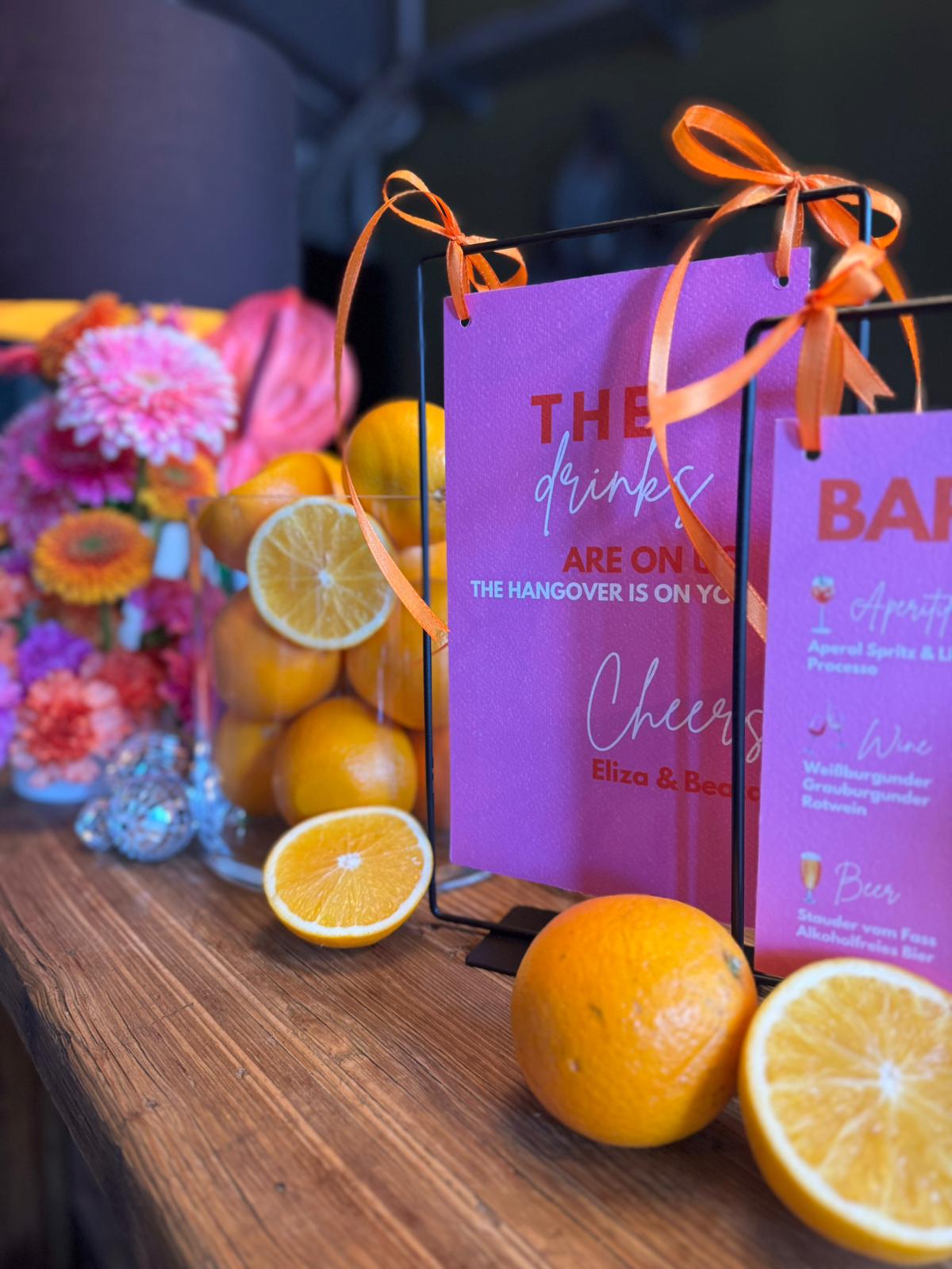 Kreative Geburtstagsdekoration mit farbigen Elementen und Zitronen