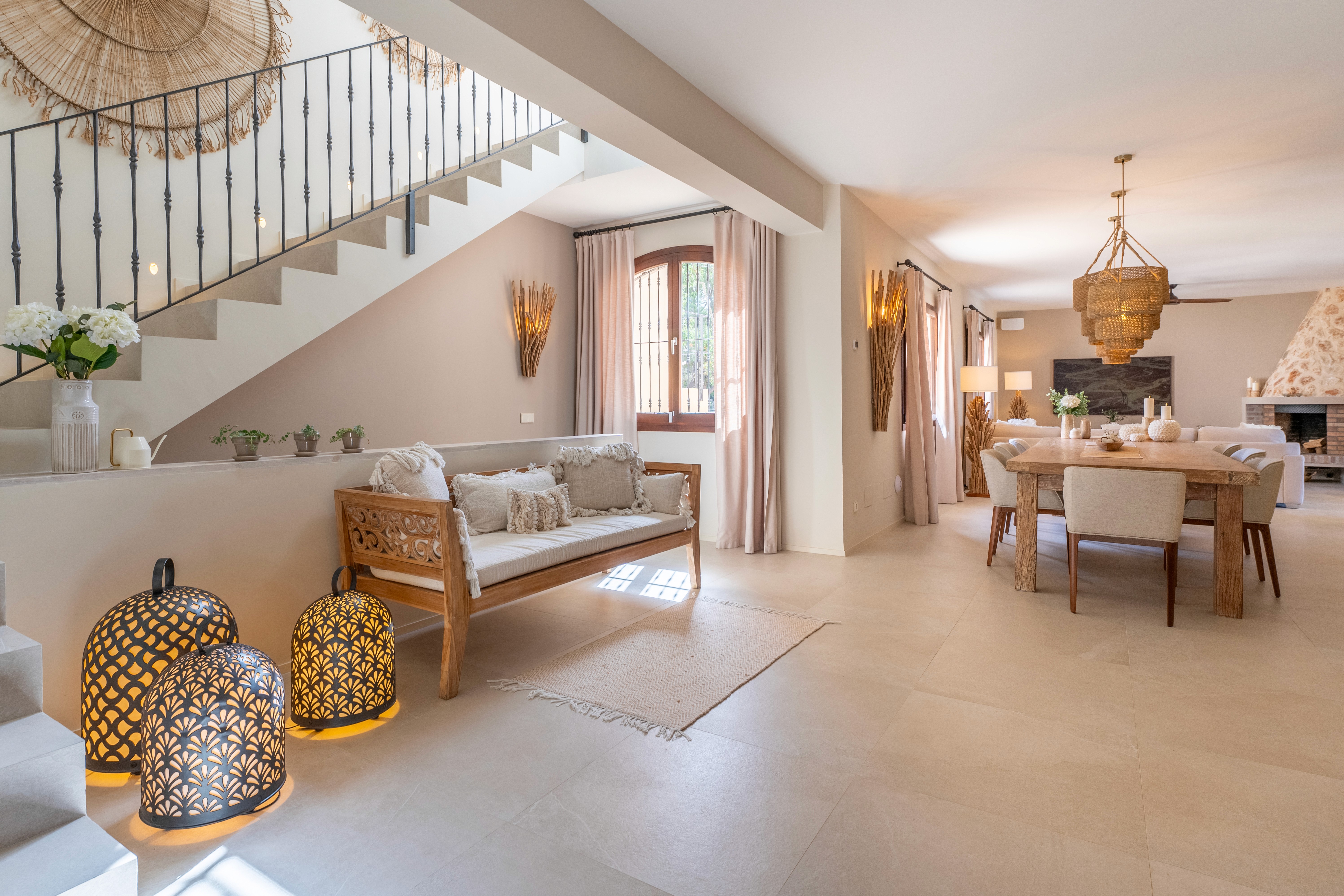 Offener Wohnbereich der renovierten Finca in Llucmajor mit Natursteinboden, Holzdetails und heller Raumgestaltung