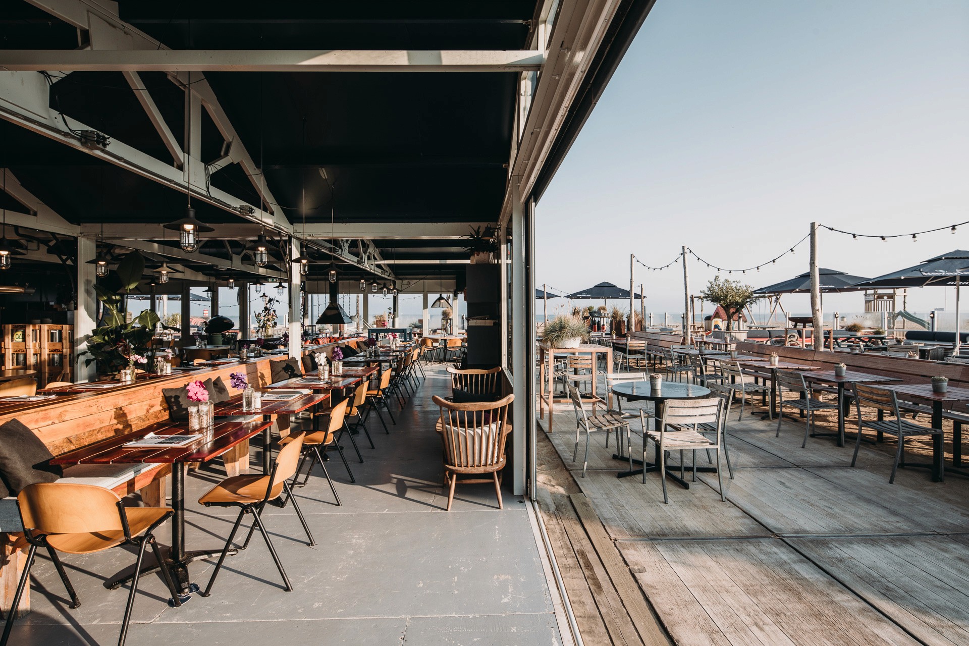 Interior photo showing the connection to the terrace at restaurant Fonk Beach